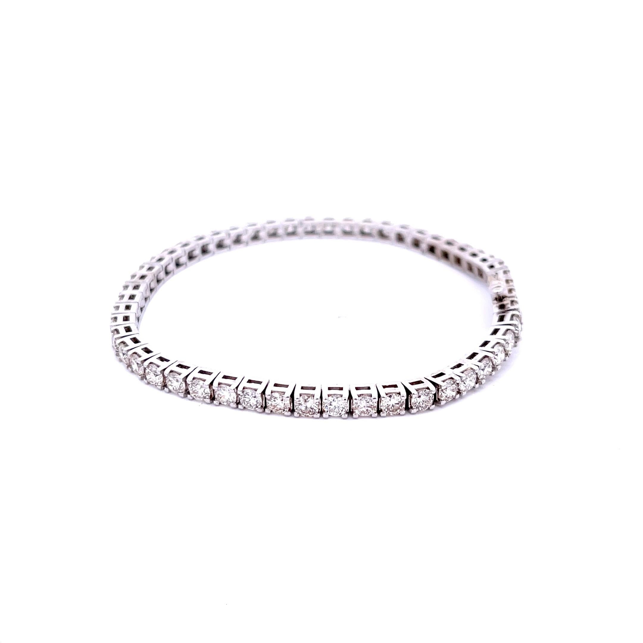 Diamond 6.08ctw Tennis Bracelet in 14K White Gold In New Condition For Sale In Dallas, TX