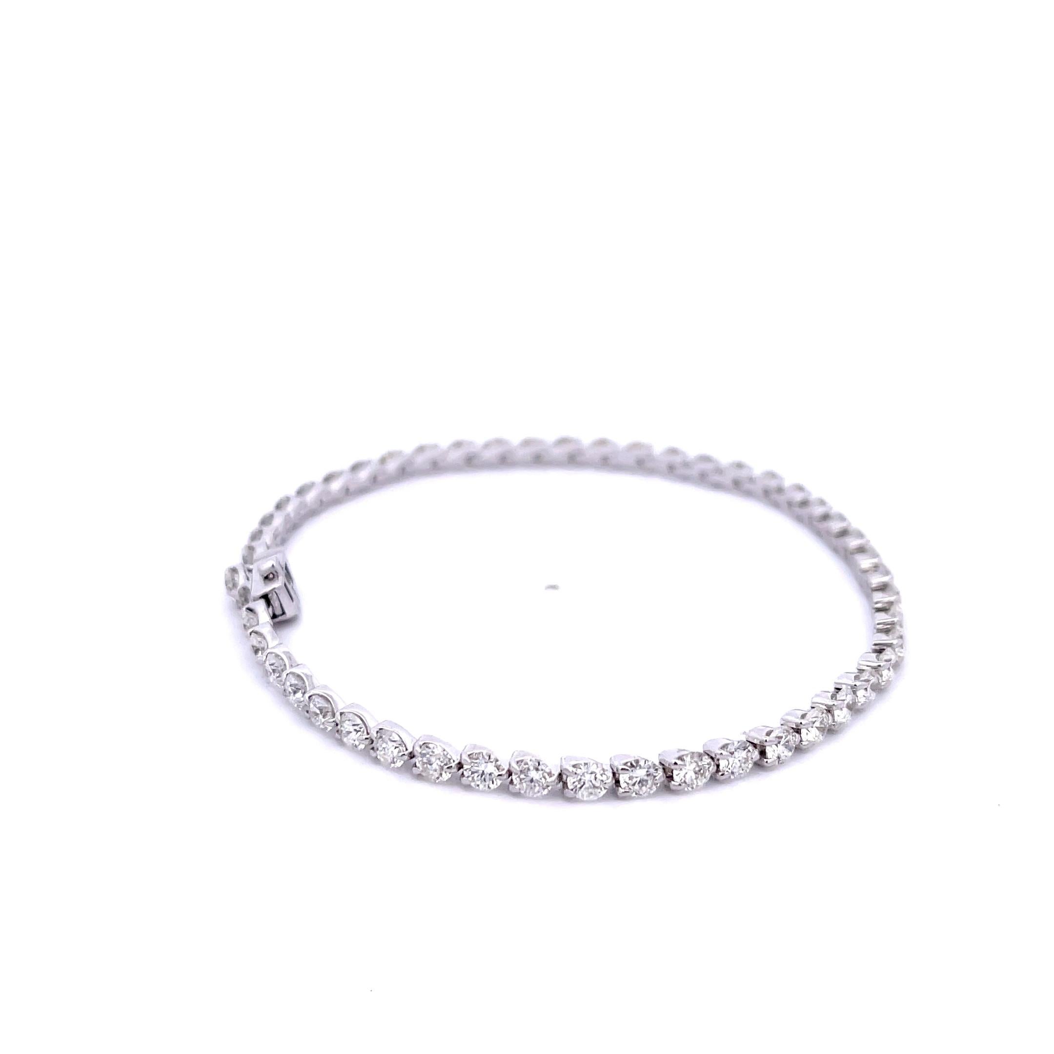 Diamant-Tennisarmband aus 14 Karat Weißgold. Das Armband ist mit 49 runden Brillanten (6,25 ct) besetzt, die in drei Zacken gefasst sind. Das Armband ist 7,25