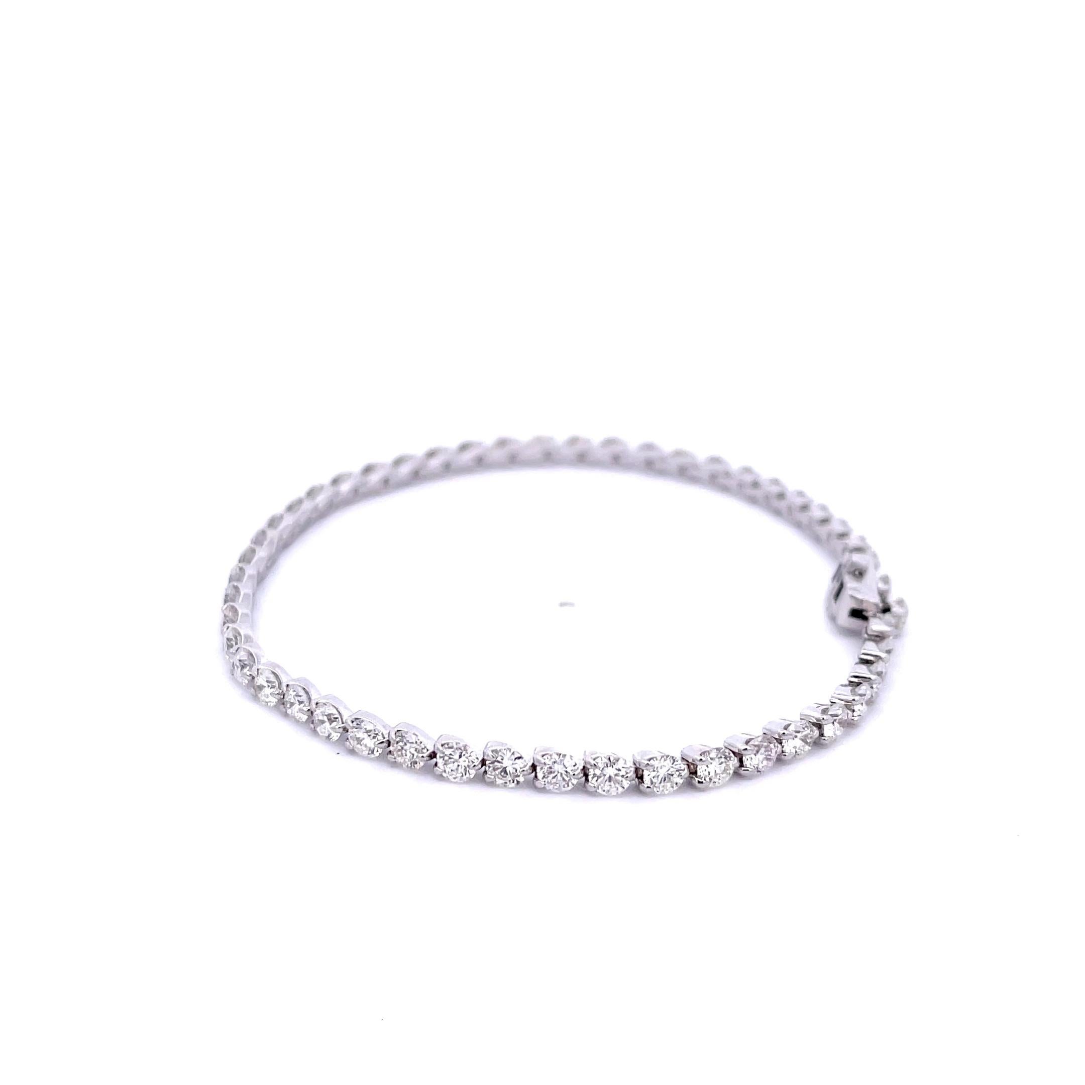 Diamant-Tennisarmband aus 14K Weißgold mit 6,25 Karat Diamanten (Rundschliff) im Angebot
