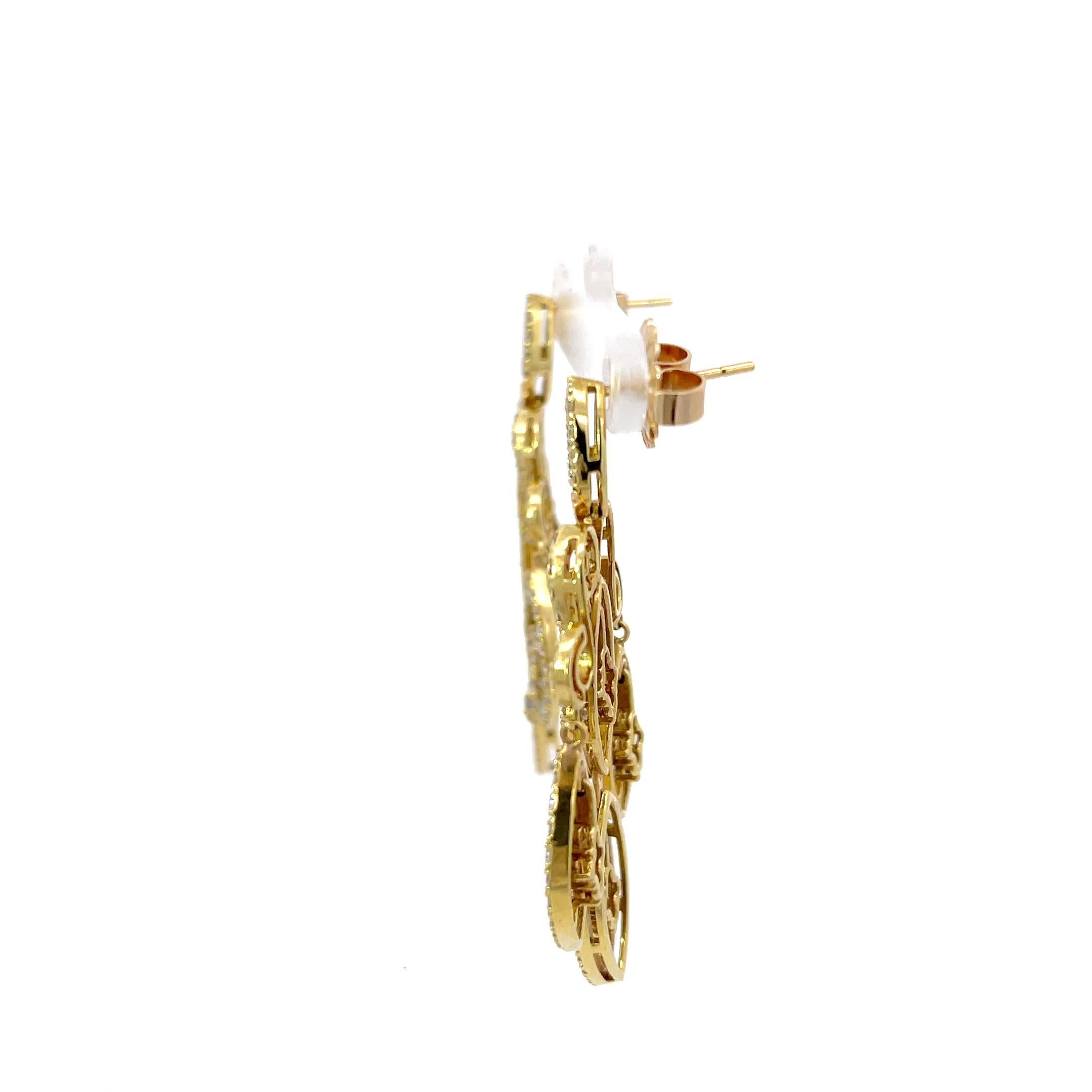 Boucles d'oreilles chandelier en or jaune 14 carats. Les boucles d'oreilles sont ornées de 6ctw de diamants ronds brillants. Les boucles d'oreilles mesurent 2 pouces de long et pèsent 18 grammes.