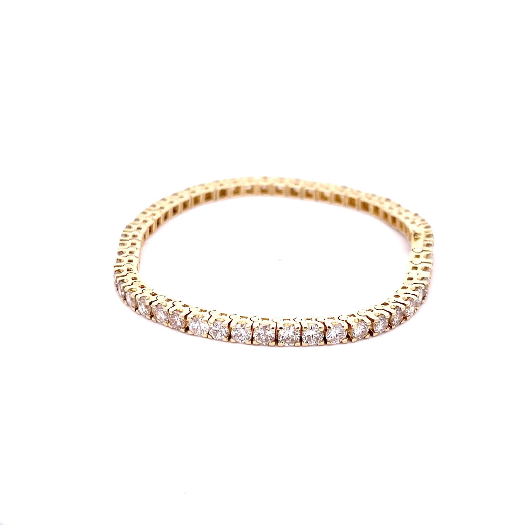 Bracciale tennis con diamanti in oro giallo 14K. Il bracciale presenta 52 diamanti tondi brillanti da 7ctw, colore H-I, colore SI1-SI2. Il bracciale è lungo 7 pollici, largo 3,3 mm e pesa 13 grammi.