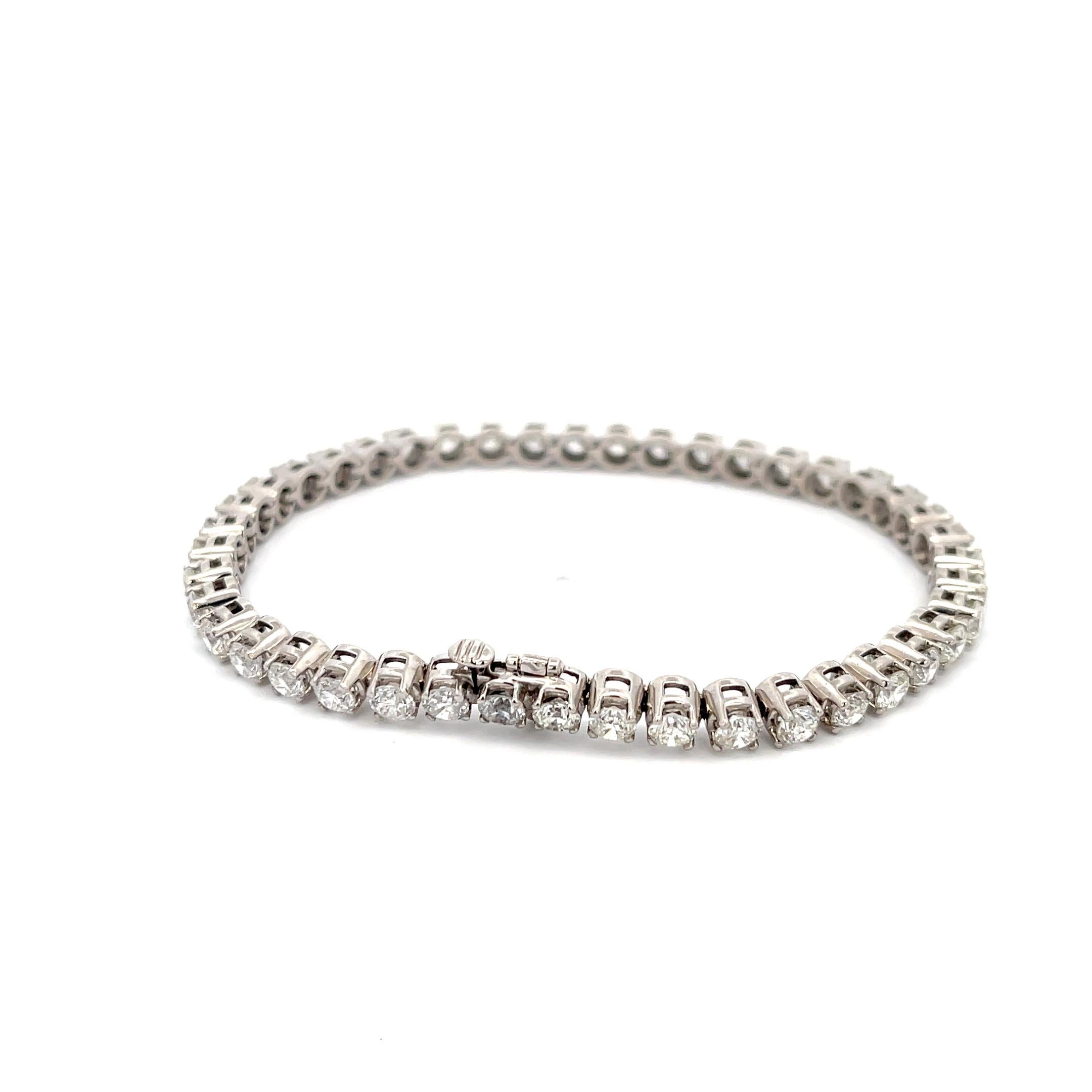 Bracciale tennis con diamanti. Presenta 43 diamanti rotondi di 8ctw Colore F-H Chiarezza SI2 I1 su oro bianco 14K.
Lunghezza 7
14 grammi