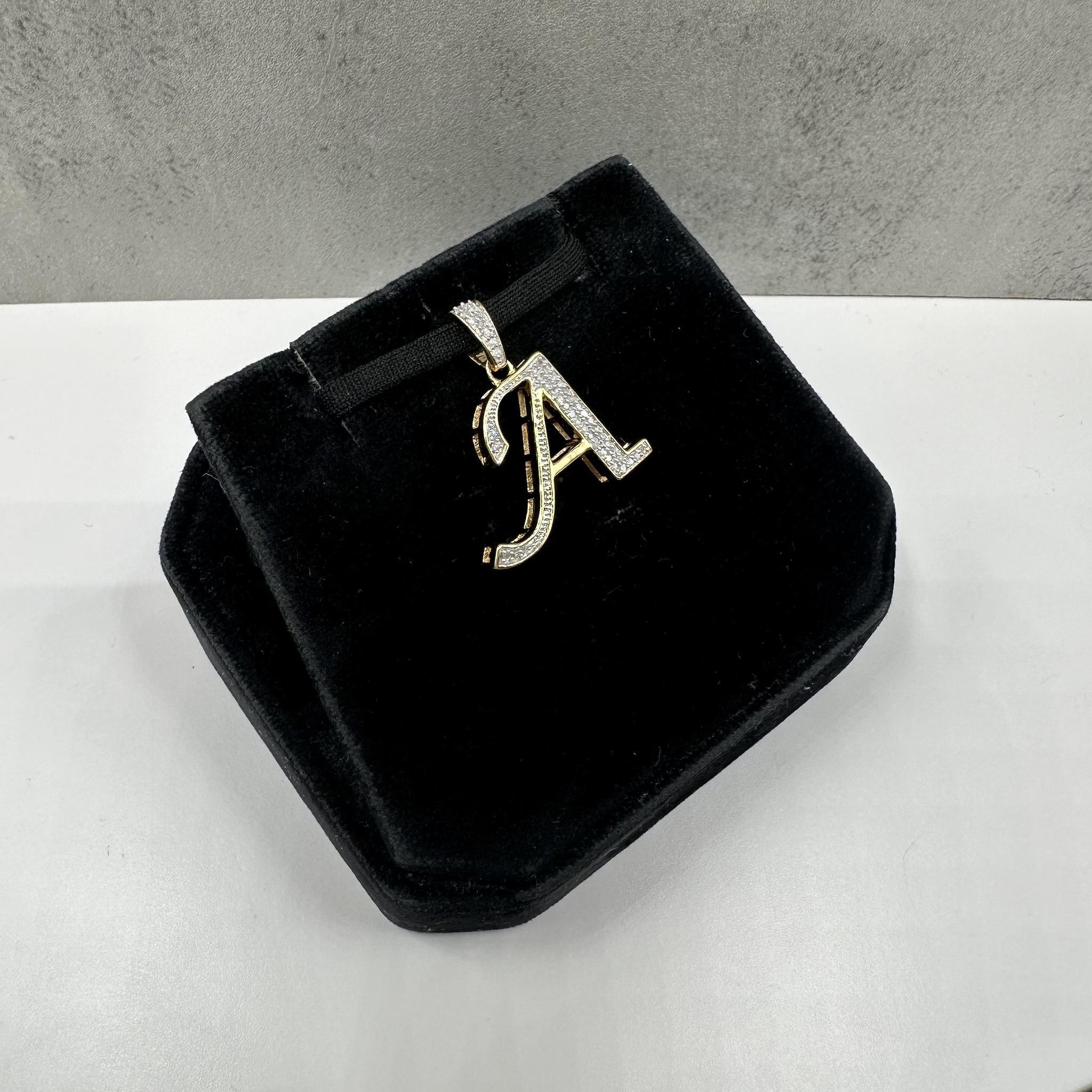 Cet élégant pendentif en or jaune 10kt avec initiale 