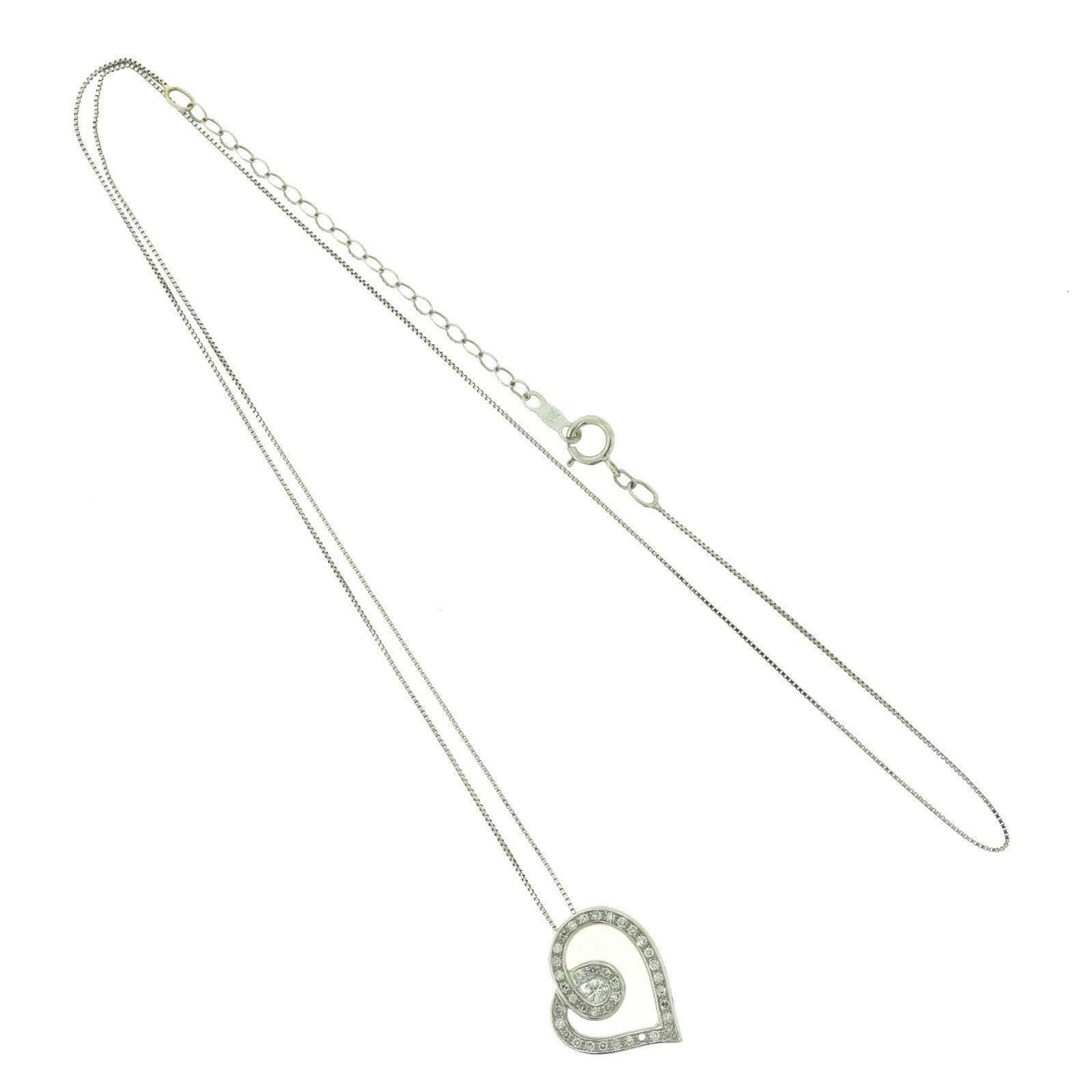 Halskette mit herzförmigem Anhänger mit Diamant-Akzent aus Weißgold (Rundschliff) im Angebot