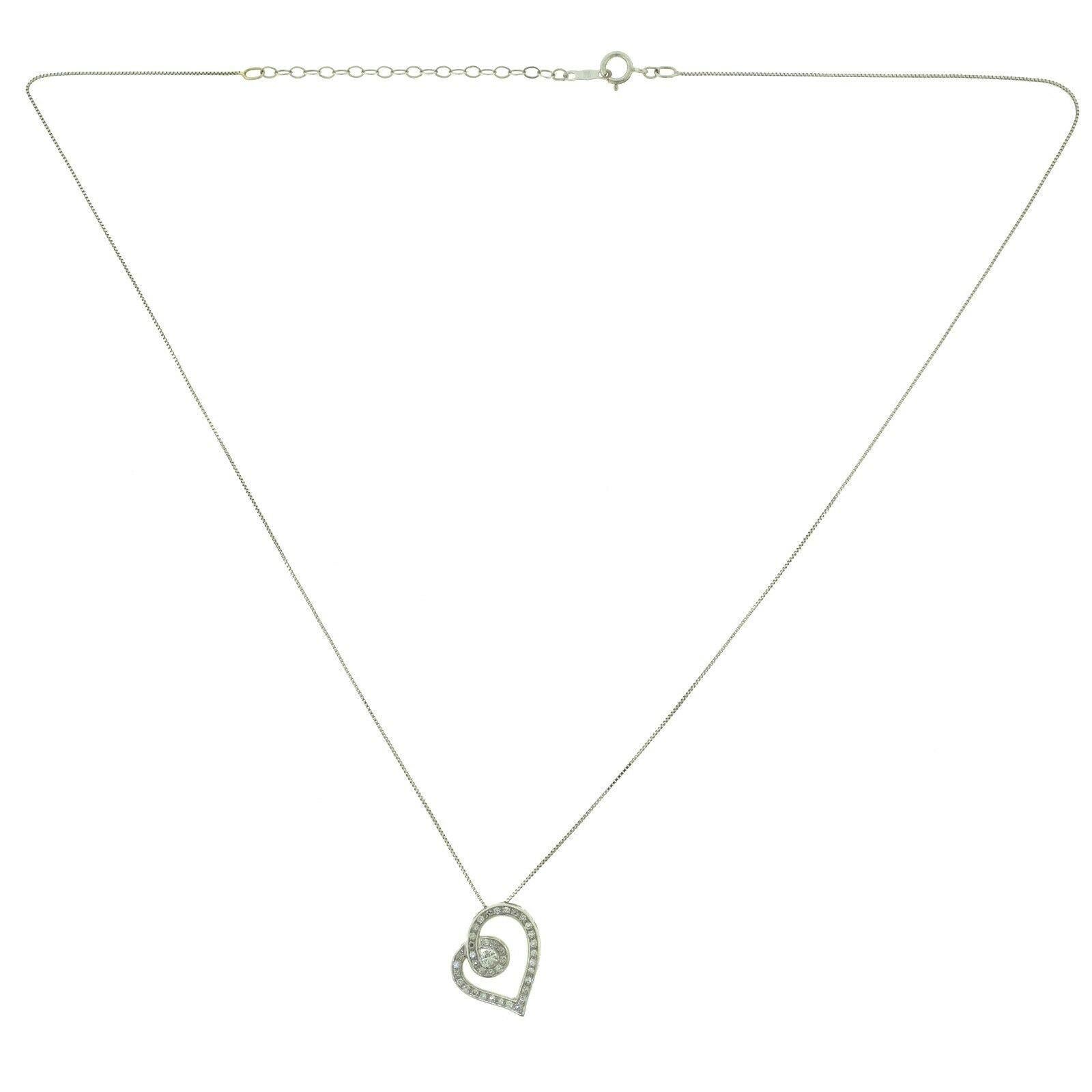 Halskette mit herzförmigem Anhänger mit Diamant-Akzent aus Weißgold im Zustand „Gut“ im Angebot in Miami, FL