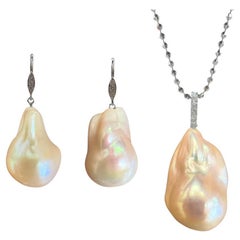 Barocke Perlenkette mit Diamantbesatz, Anhänger und Ohrringe aus 18 Karat Weißgold