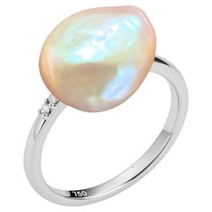 Anello con diamanti e perle barocche in oro bianco 18 carati