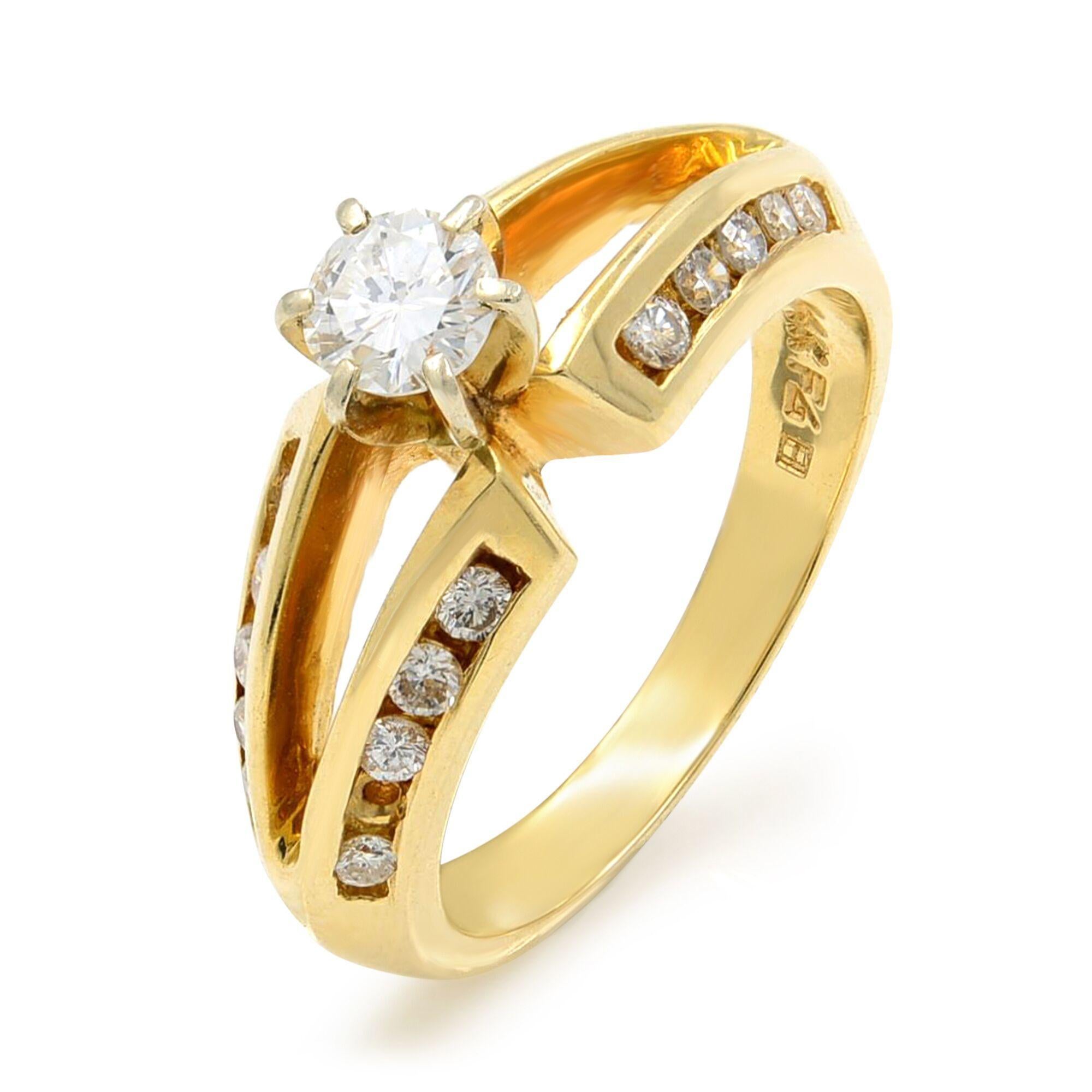 Cette superbe bague de fiançailles est fabriquée en or jaune 14 carats. Comprenant un diamant blanc rond central pesant environ 0,30 carat et 20 diamants blancs ronds accentués pesant environ 0,50 carat. Poids total du diamant : 0,80 carat. Bague
