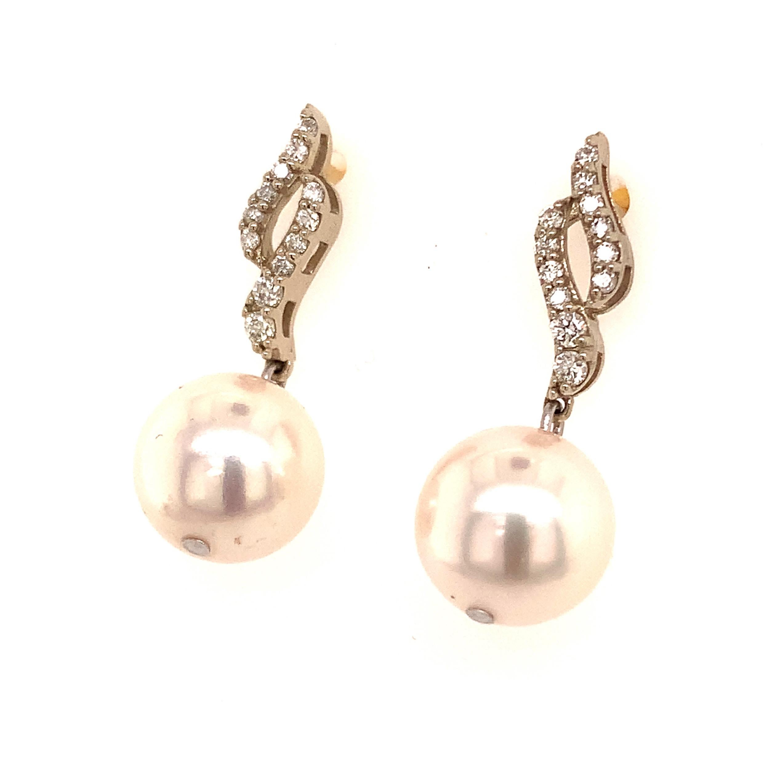 Diamond Akoya Pearl Dangle Earrings 14Karat Gold 9.2 mm Certified For Sale 1