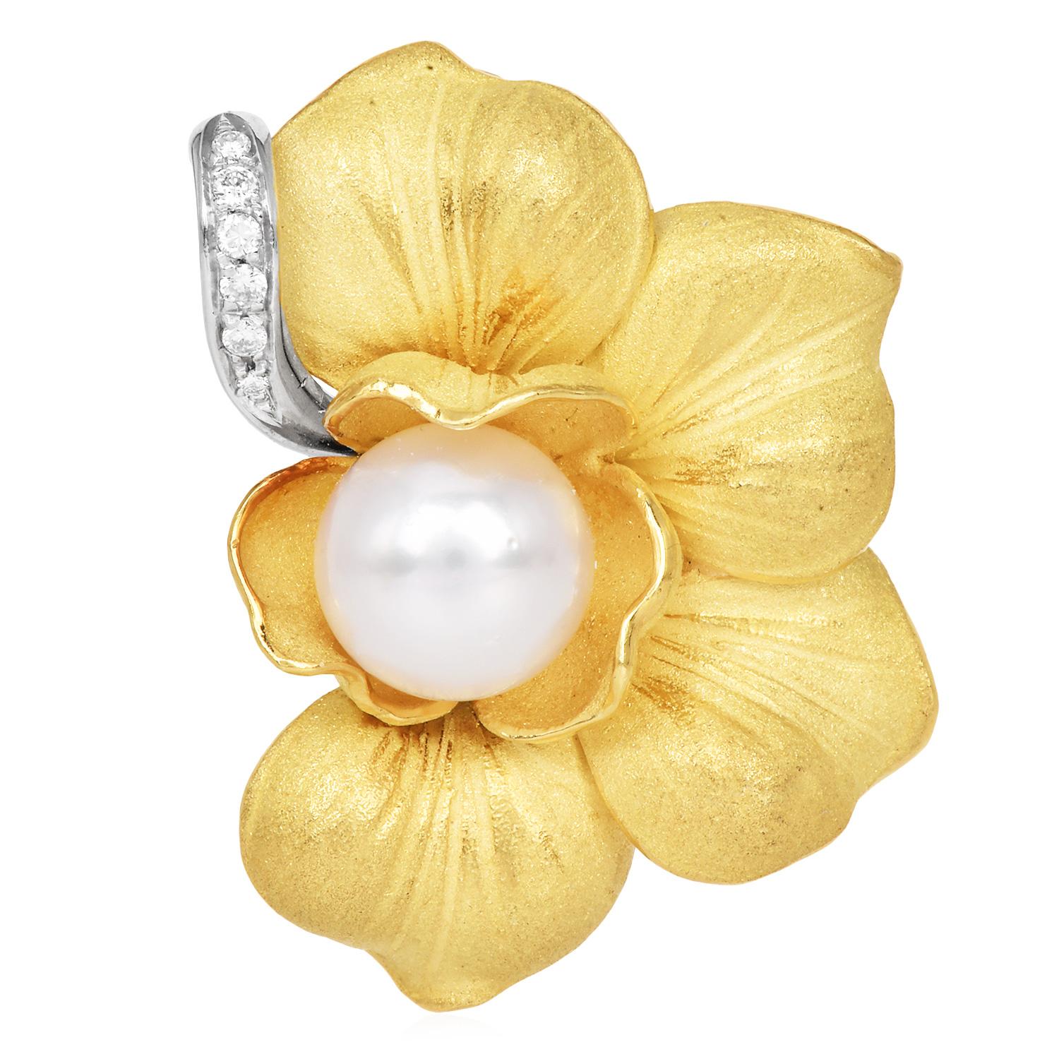 1990er Jahre Diamant & Akoya-Perle Lily Floral Clip-On-Ohrringe
18K Gelbgold - gebürstetes hellgelbes Finish - mit Wertgutachten

Diese eleganten, von der Lilie der späten 1990er Jahre inspirierten Blumenohrringe sind fein aus 18 Karat Gelbgold mit
