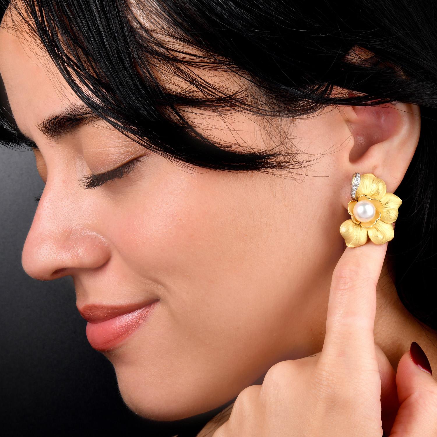 Diamant Akoya Perle Diamant 18K Gold Lily Floral Clip On Ohrringe (Rundschliff) im Angebot