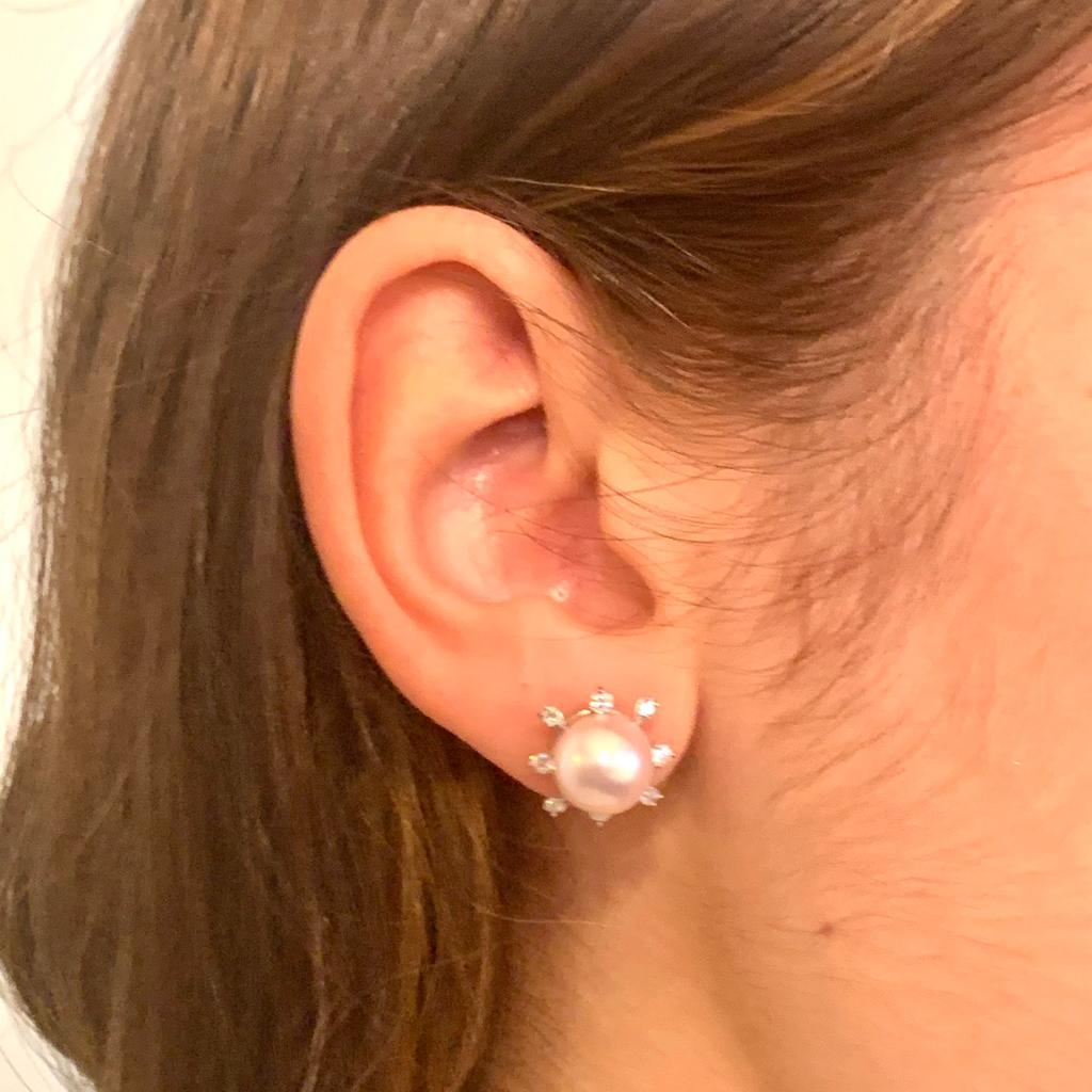 Boucles d'oreilles Akoya en or blanc 14 carats avec diamants et perle certifiée en vente 4