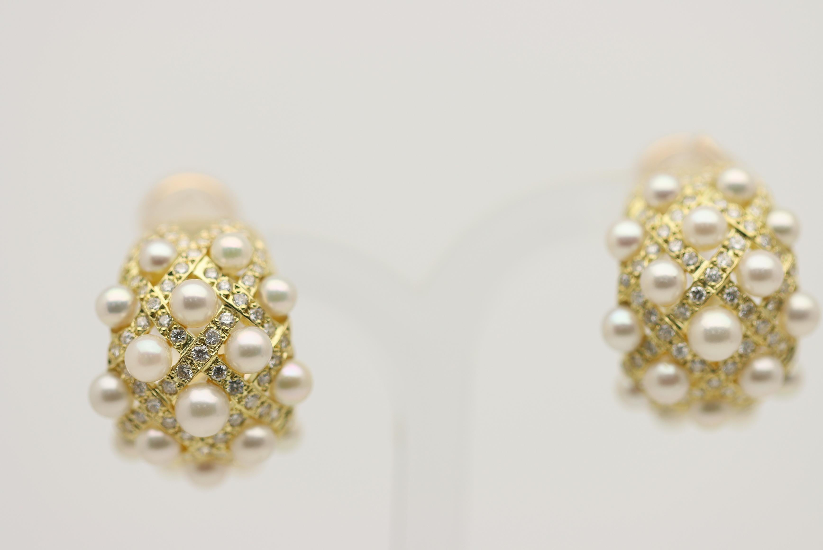 Taille ronde Boucles d'oreilles Akoya Huggie en or, perles et diamants en vente