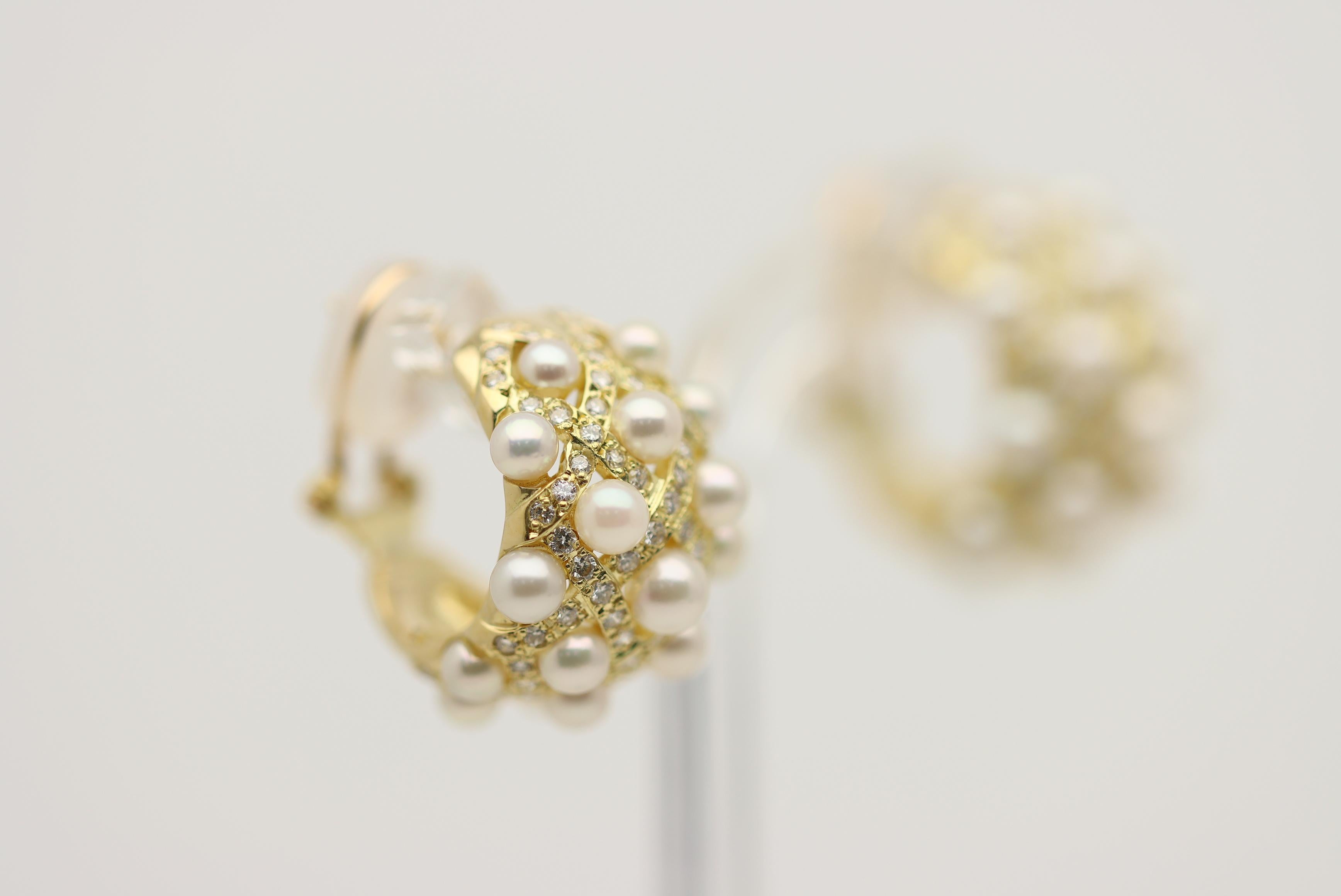 Boucles d'oreilles Akoya Huggie en or, perles et diamants Neuf - En vente à Beverly Hills, CA