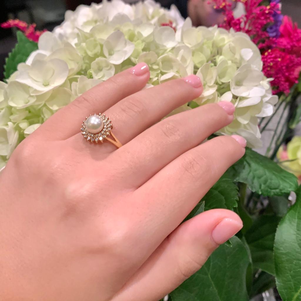 CERTIFIED $995 
ESTATE MAGNIFICENT LADIES DIAMOND AKOYA WHITE AND 7.3 MM 14KT RING

This beautiful ring is a Certified Authentic Akoya White and Diamond ring made with luxurious 14KT Gold Solid Gold with a total weight of 3.787 grams.

This ring has