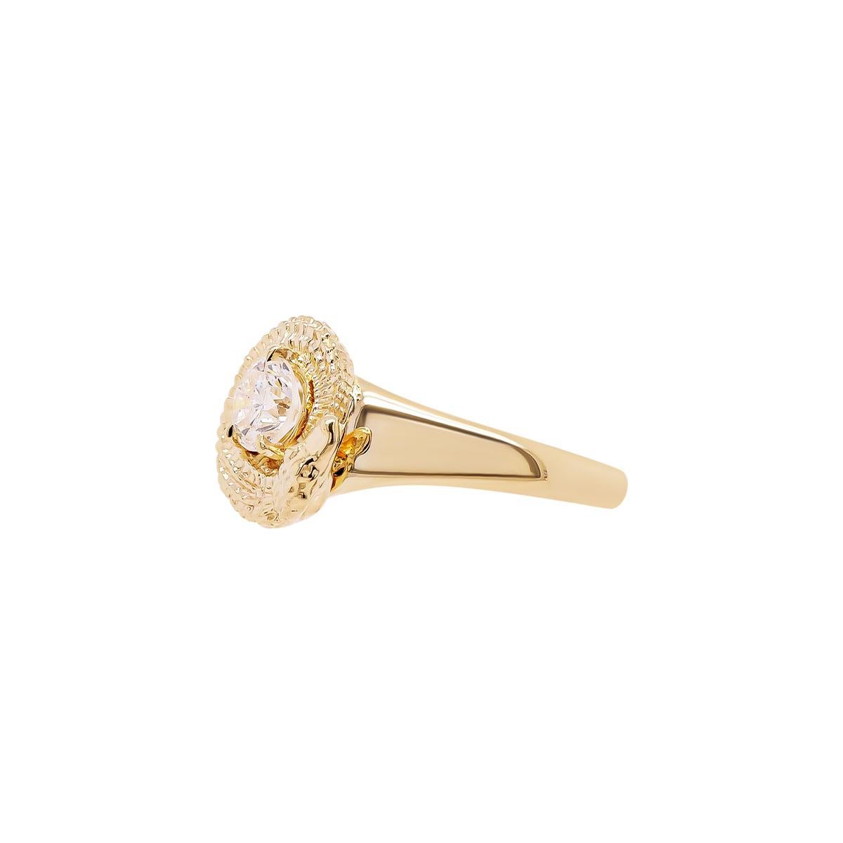 Dieses einzigartige Ringdesign zeigt in der Mitte einen runden Diamantstein mit einem strukturierten Alligator, der seinen eigenen Schwanz frisst, was an eine Ouroboros-Schlange erinnert und den Glauben an die Reinkarnation und den kosmischen