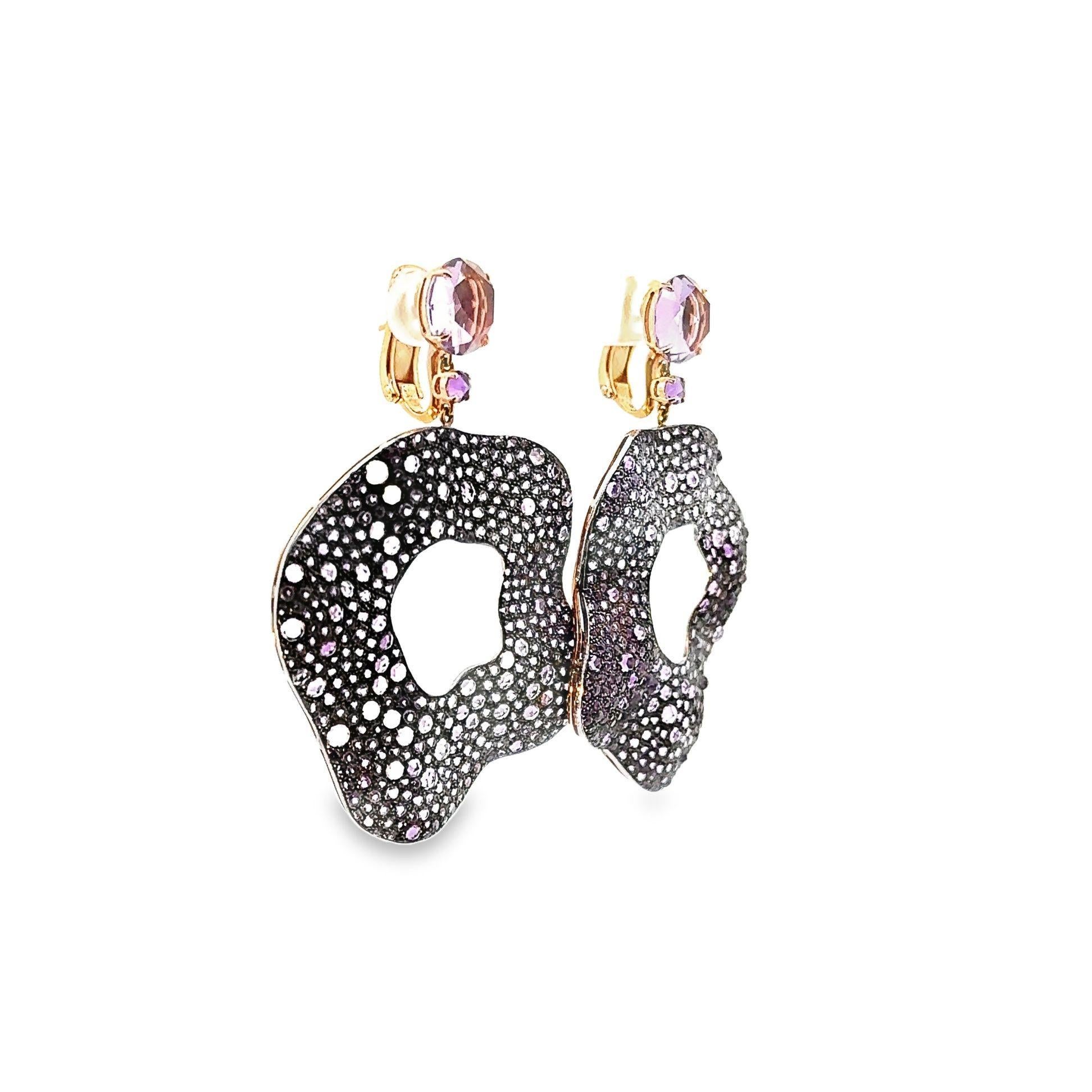 Made in 18k rose and white gold, this pair of dangle earrings are ideal for those who love statement jewelry with added sparkle. Make these organic and floral inspired earrings your new timeless piece in your jewelry box. They are adorned with 26.70