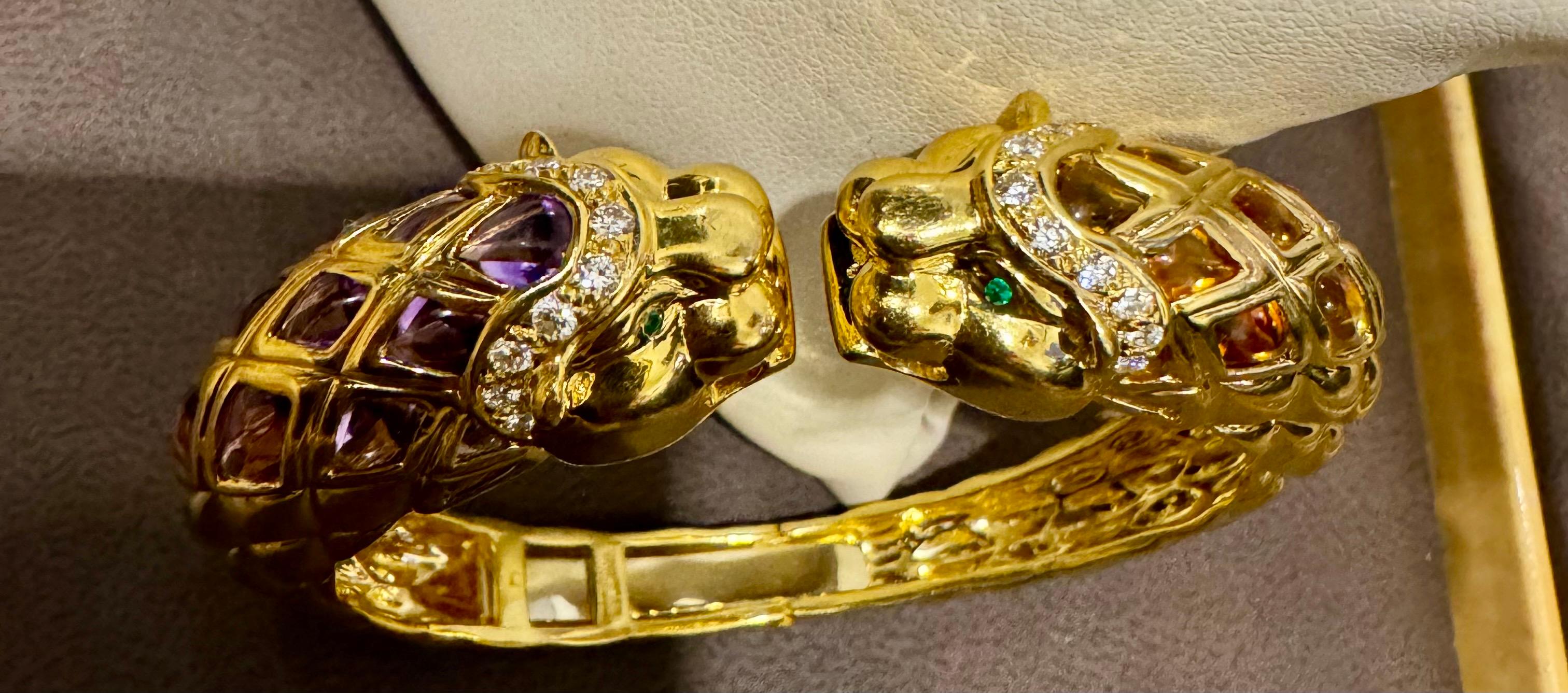 Un brazalete del diseñador Robert Wander Winc
Nombre del diseñador  y 18 K está grabado en el brazalete
Diamante , Citrino y Amatista Brazalete Puño Oro Amarillo 18 Kilates 57 Gramos
Presenta un brazalete elaborado a partir de un 18  quilates  Oro