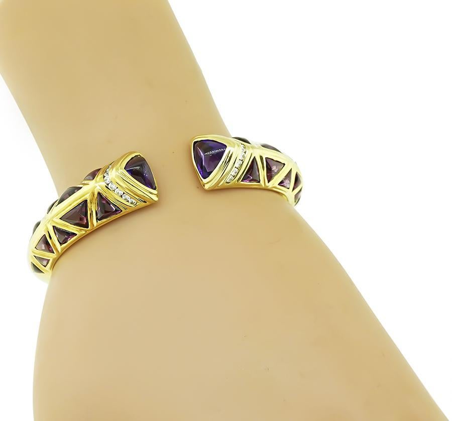 Voici un fabuleux bracelet en or jaune 18 carats. Le bracelet est serti de diamants ronds étincelants et d'améthystes de taille brillant. Le bracelet a une largeur décroissante de 7 mm à 13,5 mm et s'adapte à un poignet de taille standard. Le