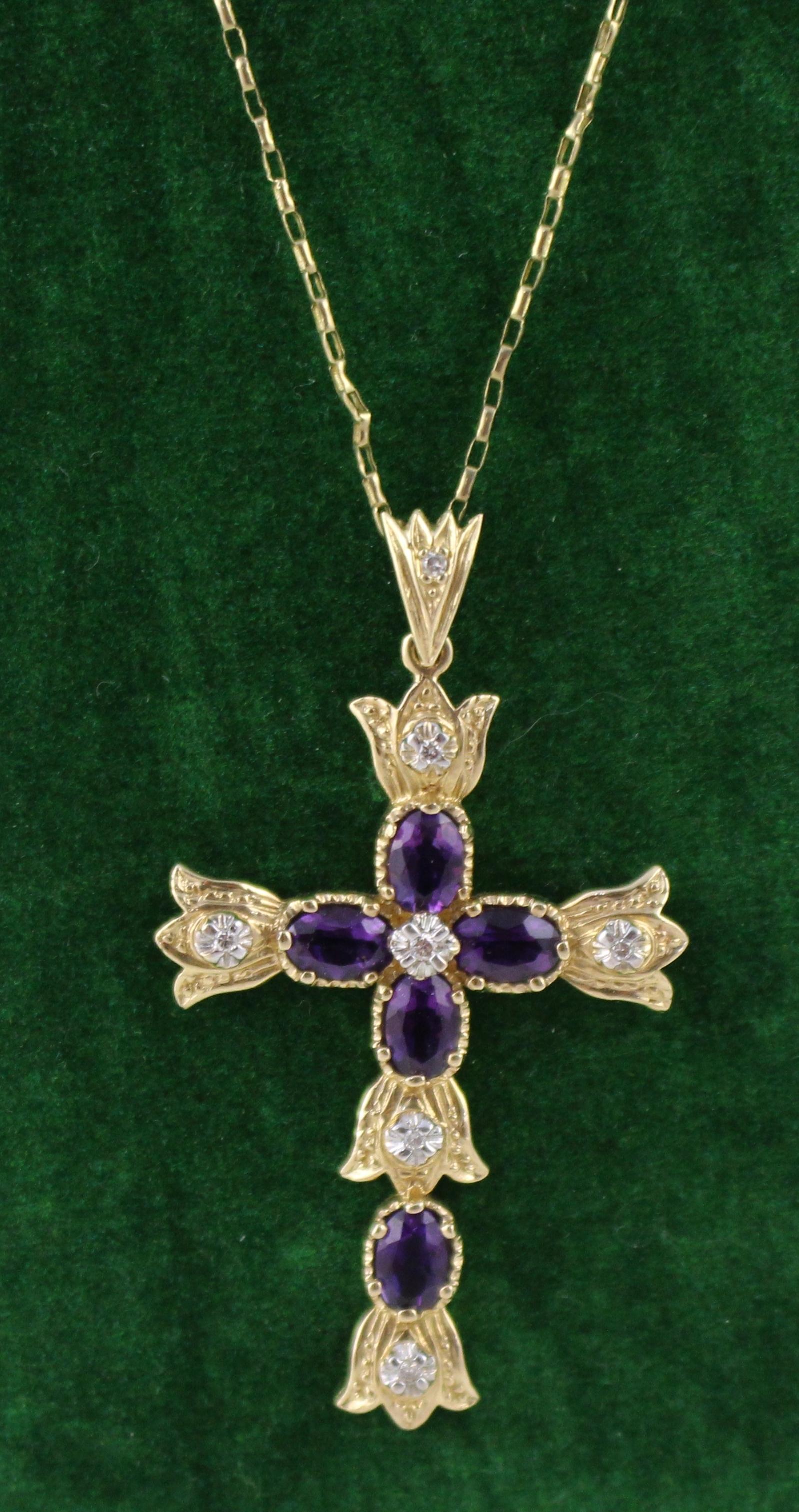 

Stone 14-carat gold cross set with 7 diamonds and 5 amethysts, hallmarked, 28 x 50 mm
Gold 9-carat gold chain, marked 375 to the clasp, length
Total weight 7.3 g
Condition Very good commensurate with age




Lovely quality late 20th