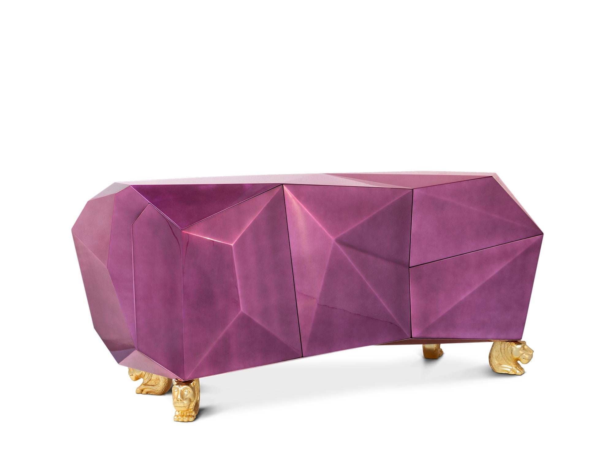 Der Diamant Amethyst, ein zeitloses Meisterwerk, ist ein kostbares Juwel mit hochmodernen Linien, das die Grenzen der Form herausfordert. Beeinflusst von der dekonstruktivistischen Bewegung der postmodernen Architektur, ist dieses Sideboard sinnlich