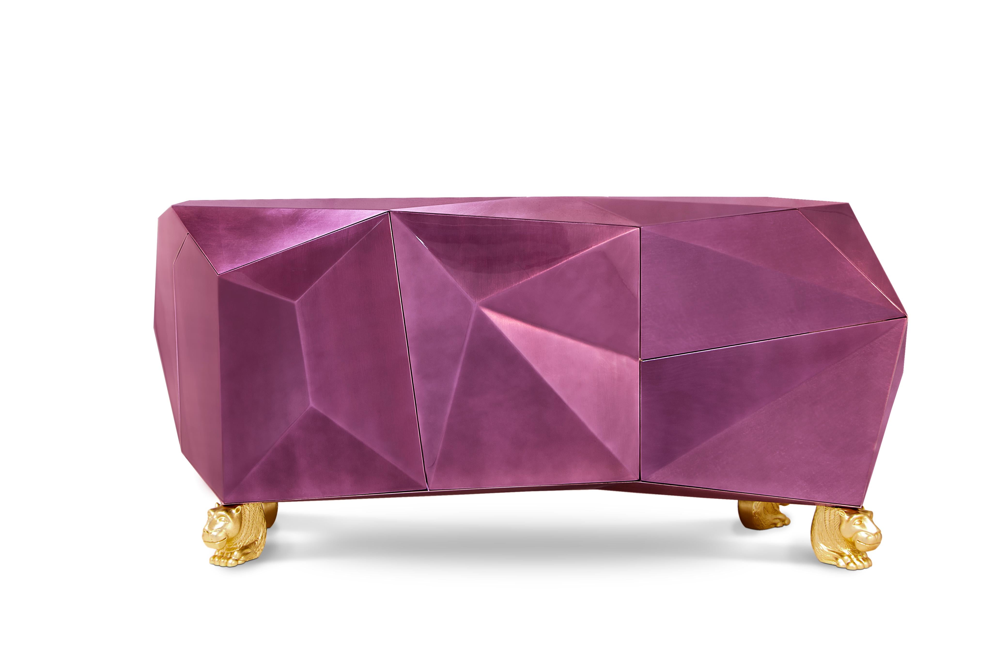 Projected to be the jewel in the crown of the Portuguese brand Boca do Lobo, the Diamond Sideboard is a reflection of the furniture jeweler’s expertise and quintessence, undoubtedly deserving its title. This opulent object, full of resources and