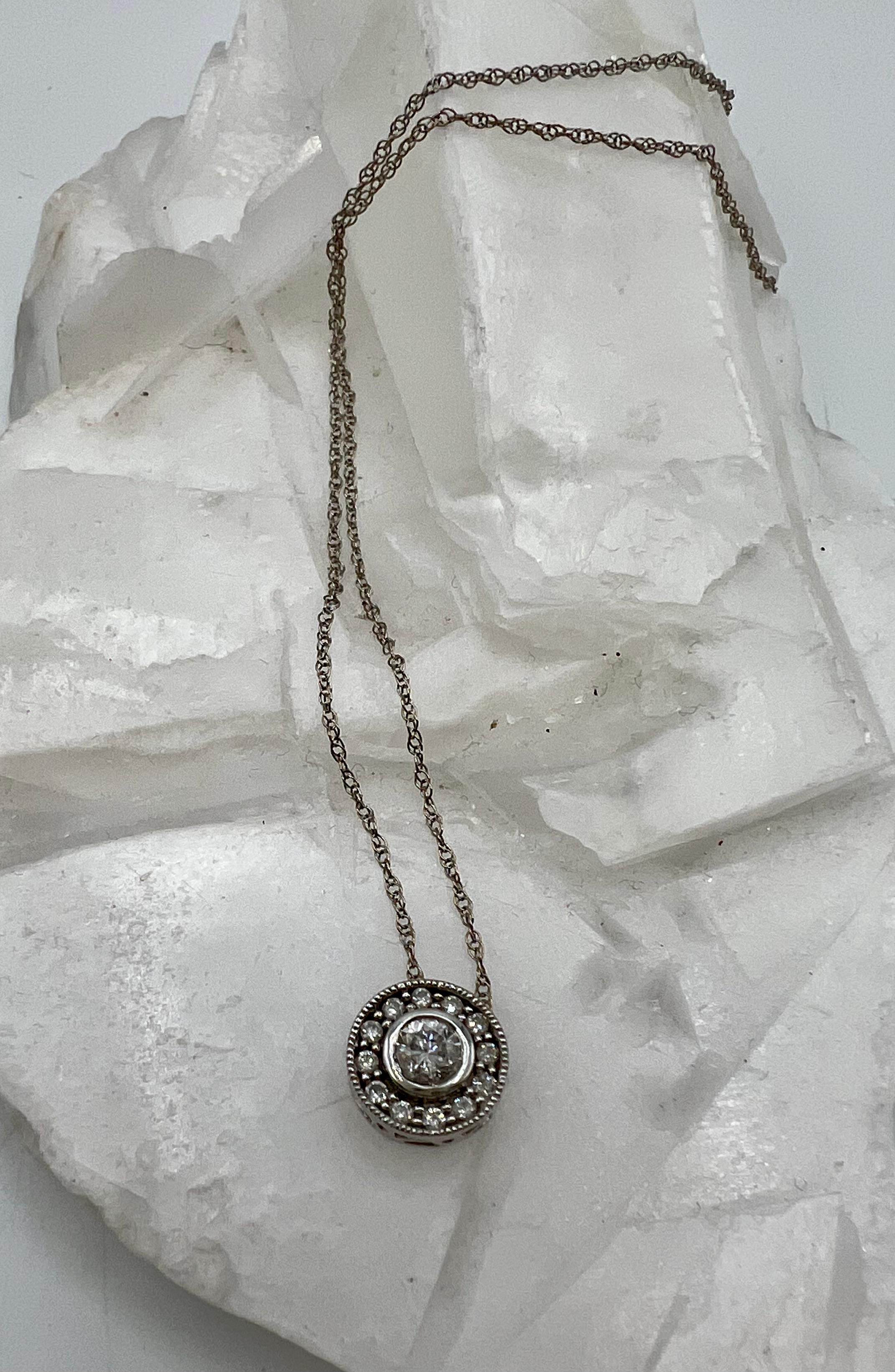Moderniste Collier à pendentif circulaire en or blanc 14 carats et diamants  en vente