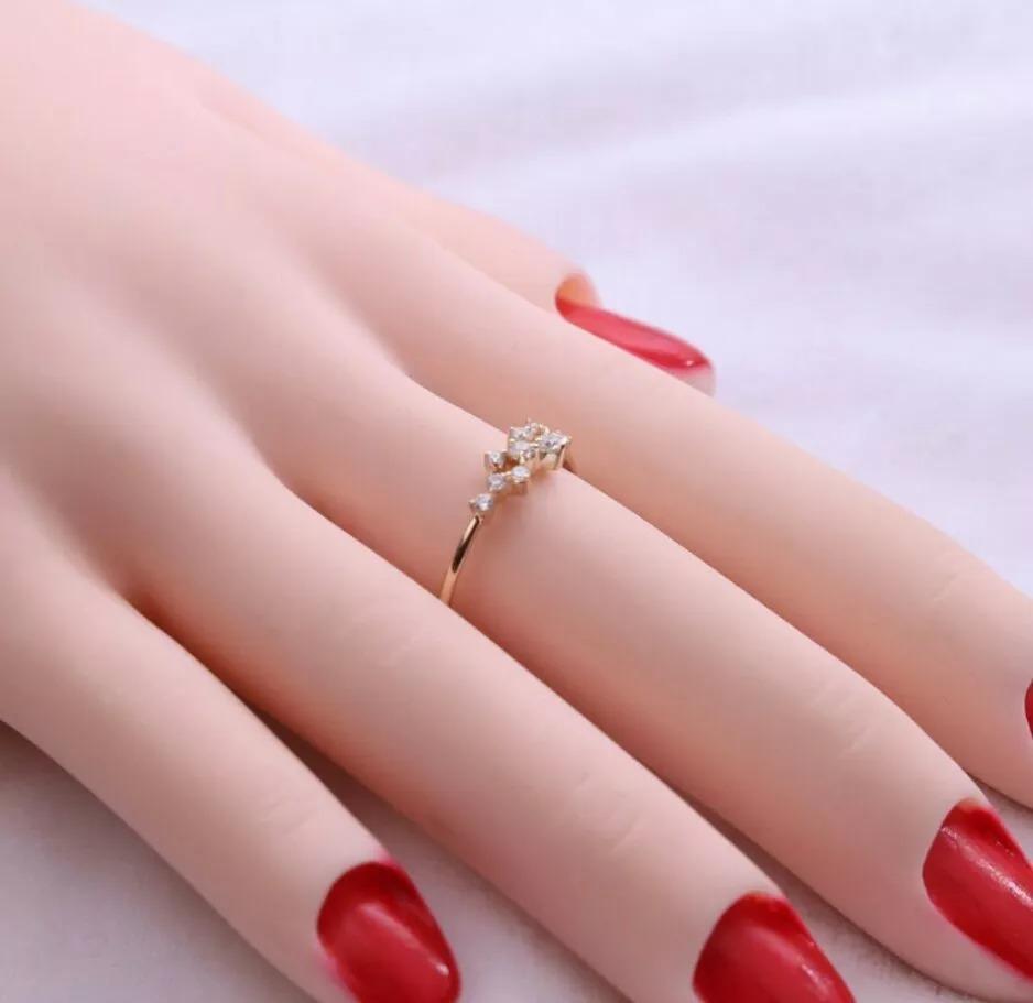 Anello di fidanzamento con diamante e cluster in oro 14k In condizioni Nuovo in vendita a Chicago, IL
