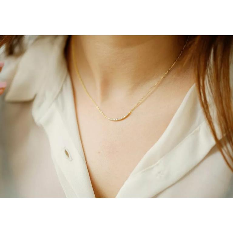 Collana minimalista a barre curve con diamanti e oro massiccio 14k In condizioni Nuovo in vendita a Chicago, IL