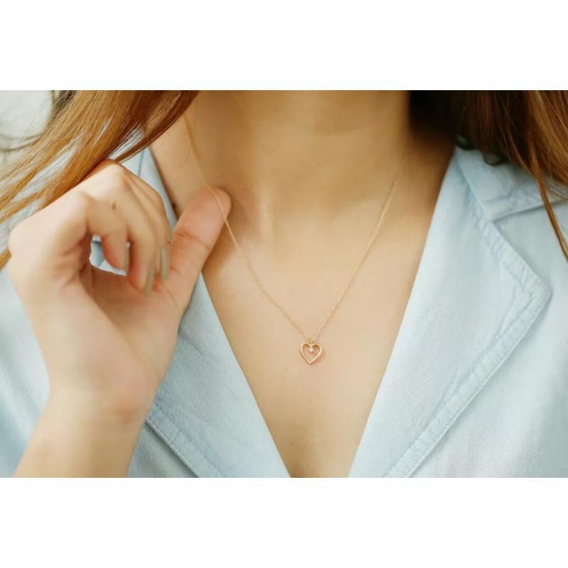 Taglio rotondo Collana con diamanti e oro massiccio 14k a forma di piccolo cuore in vendita