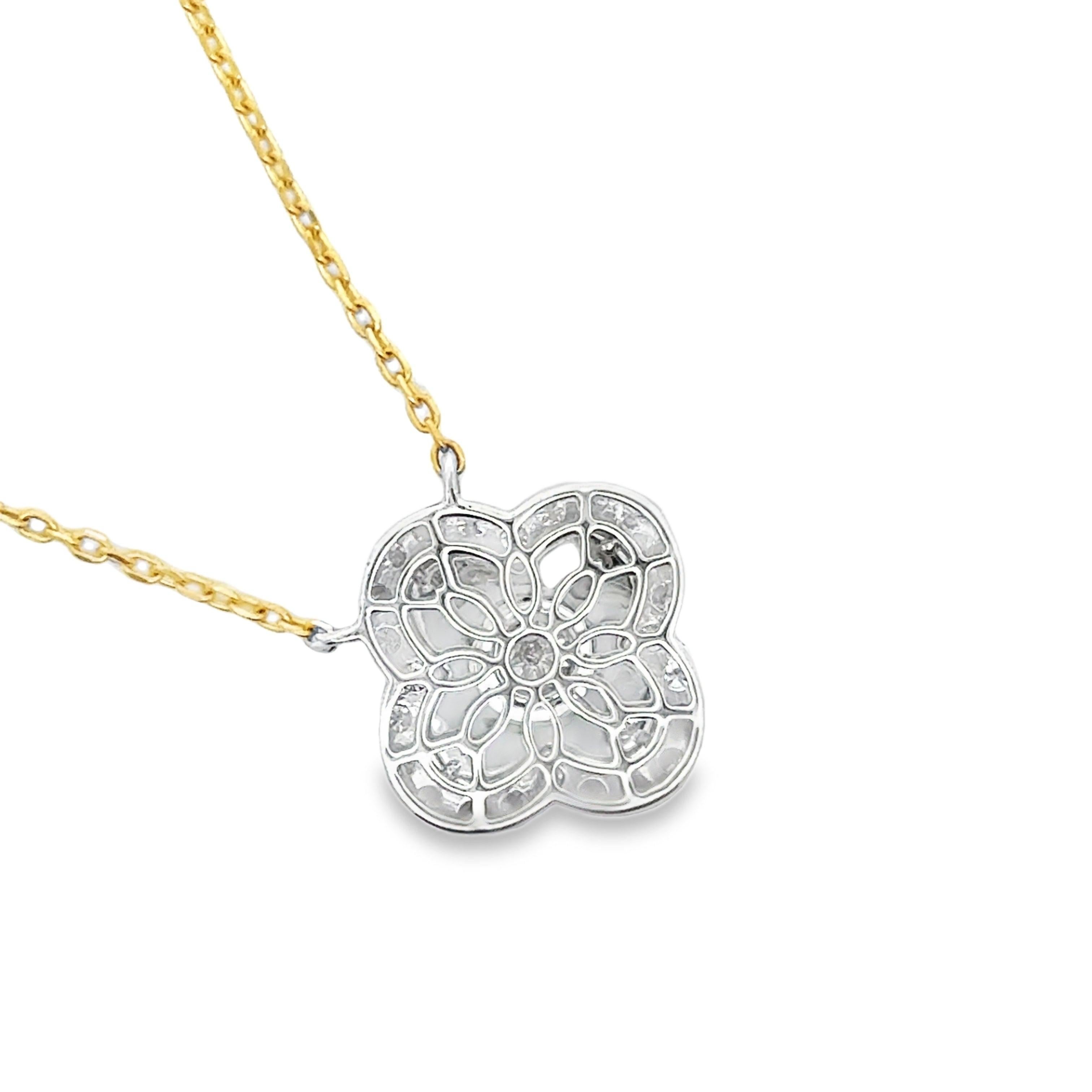 Collier trèfle en or blanc et jaune 14K et diamants Neuf - En vente à Derby, NY