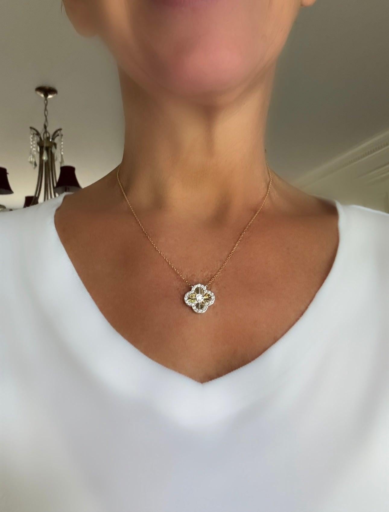 Collier trèfle en or blanc et jaune 14K et diamants Pour femmes en vente