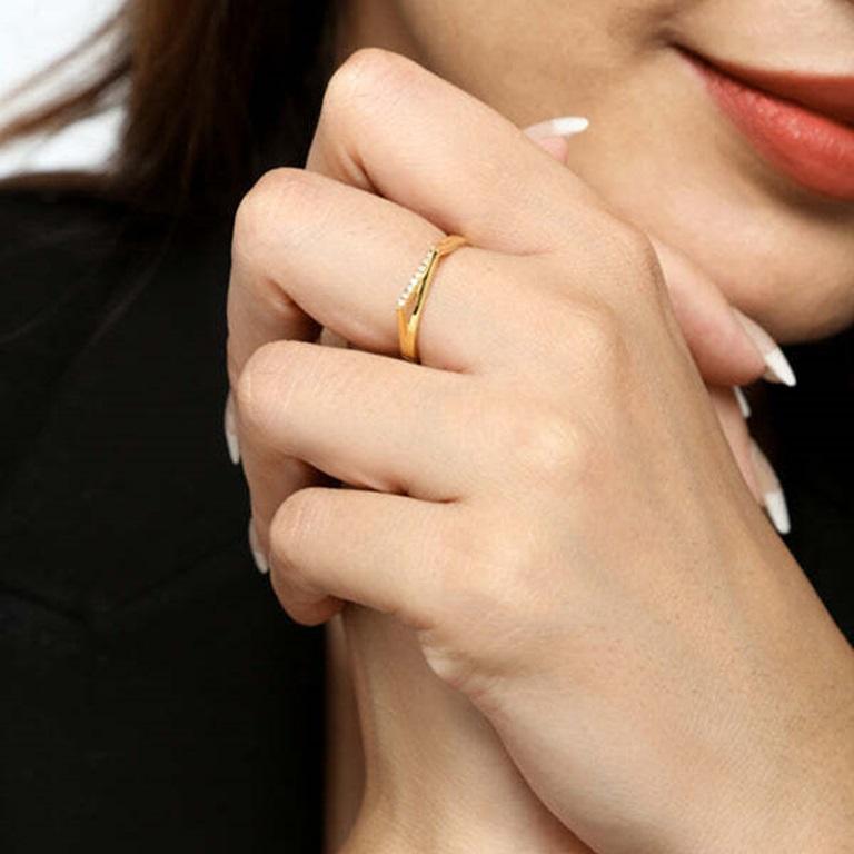 Round Cut Diamond and 14K Yellow Gold Engagement Ring Cat Ear Shape For Sale