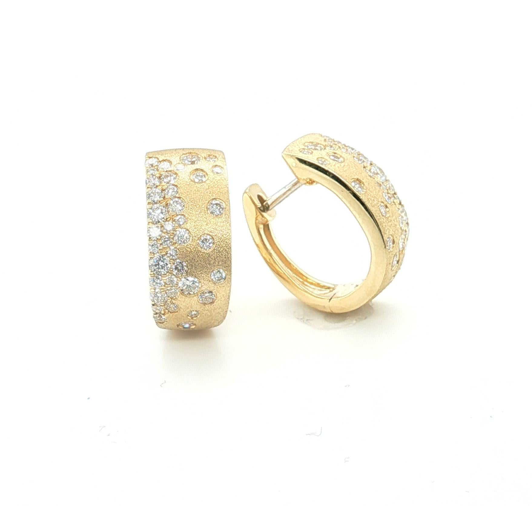Artisan Boucles d'oreilles Huggie en or jaune 14k et diamant, .66 carat total en vente