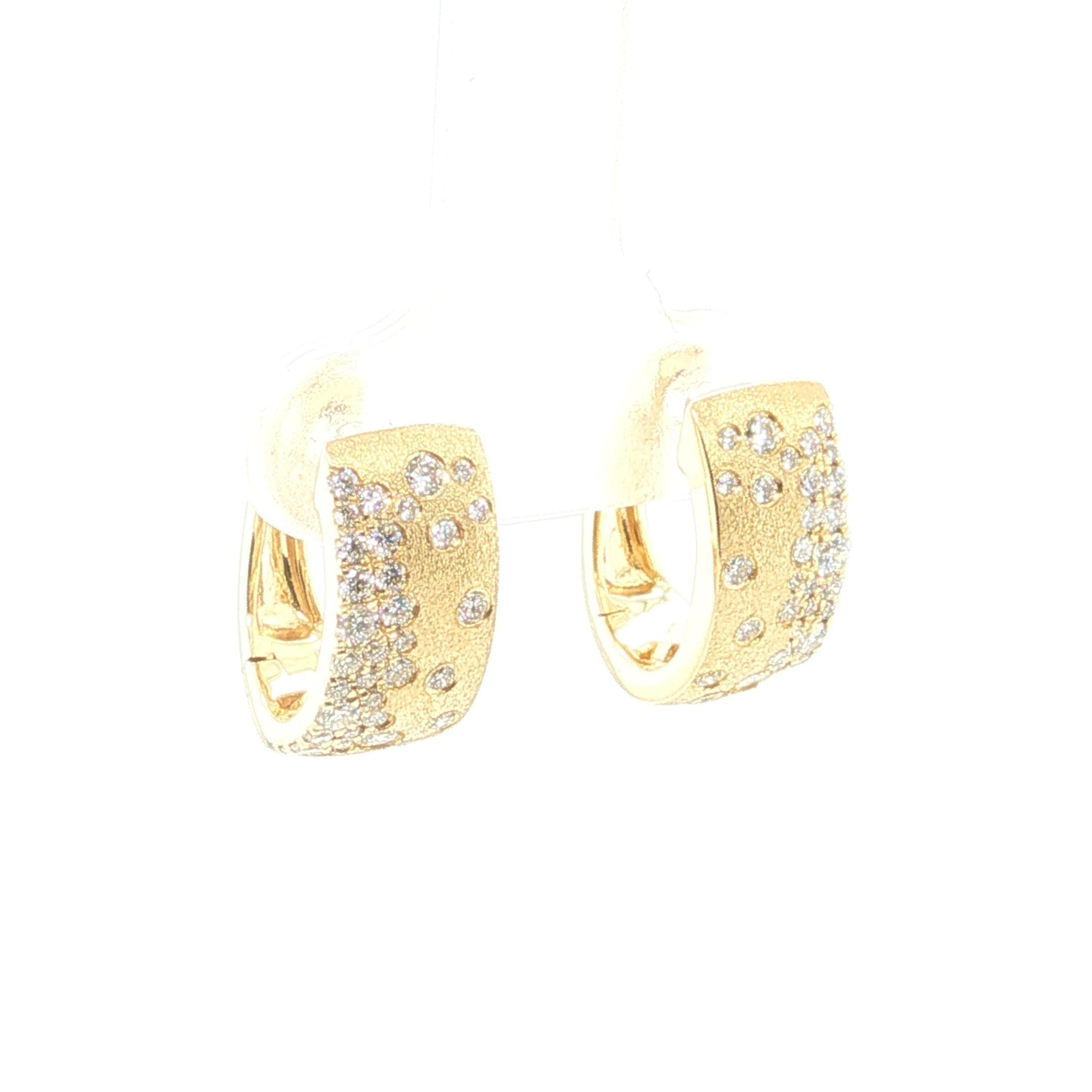 Taille ronde Boucles d'oreilles Huggie en or jaune 14k et diamant, .66 carat total en vente