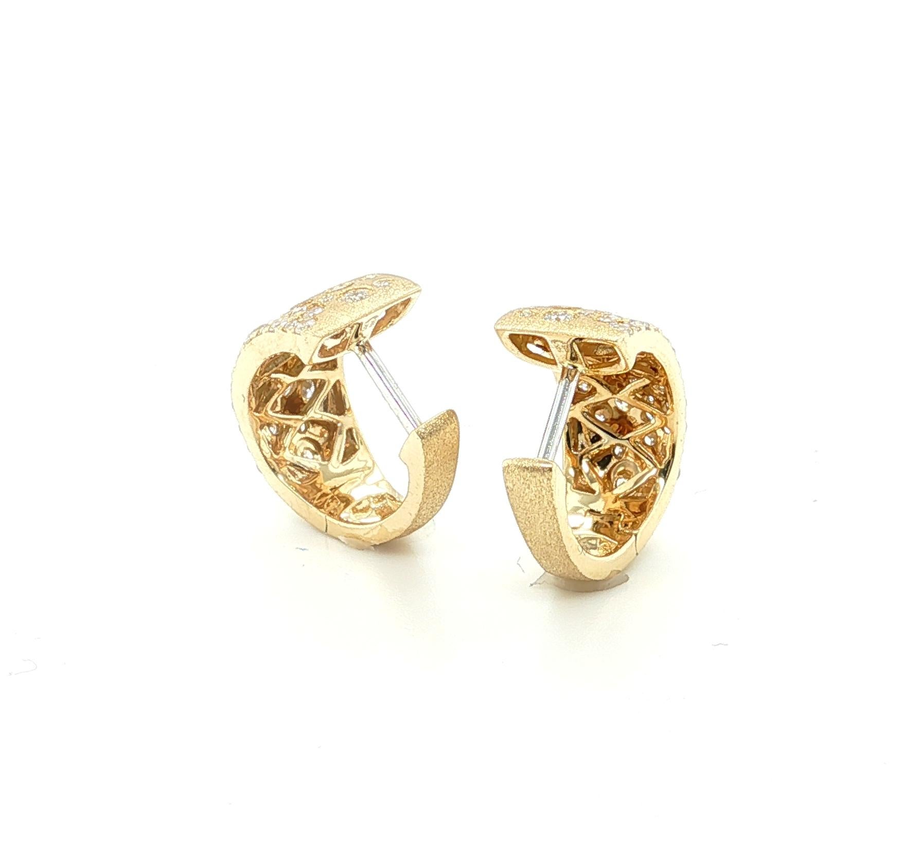 Boucles d'oreilles Huggie en or jaune 14k et diamant, .66 carat total Pour femmes en vente