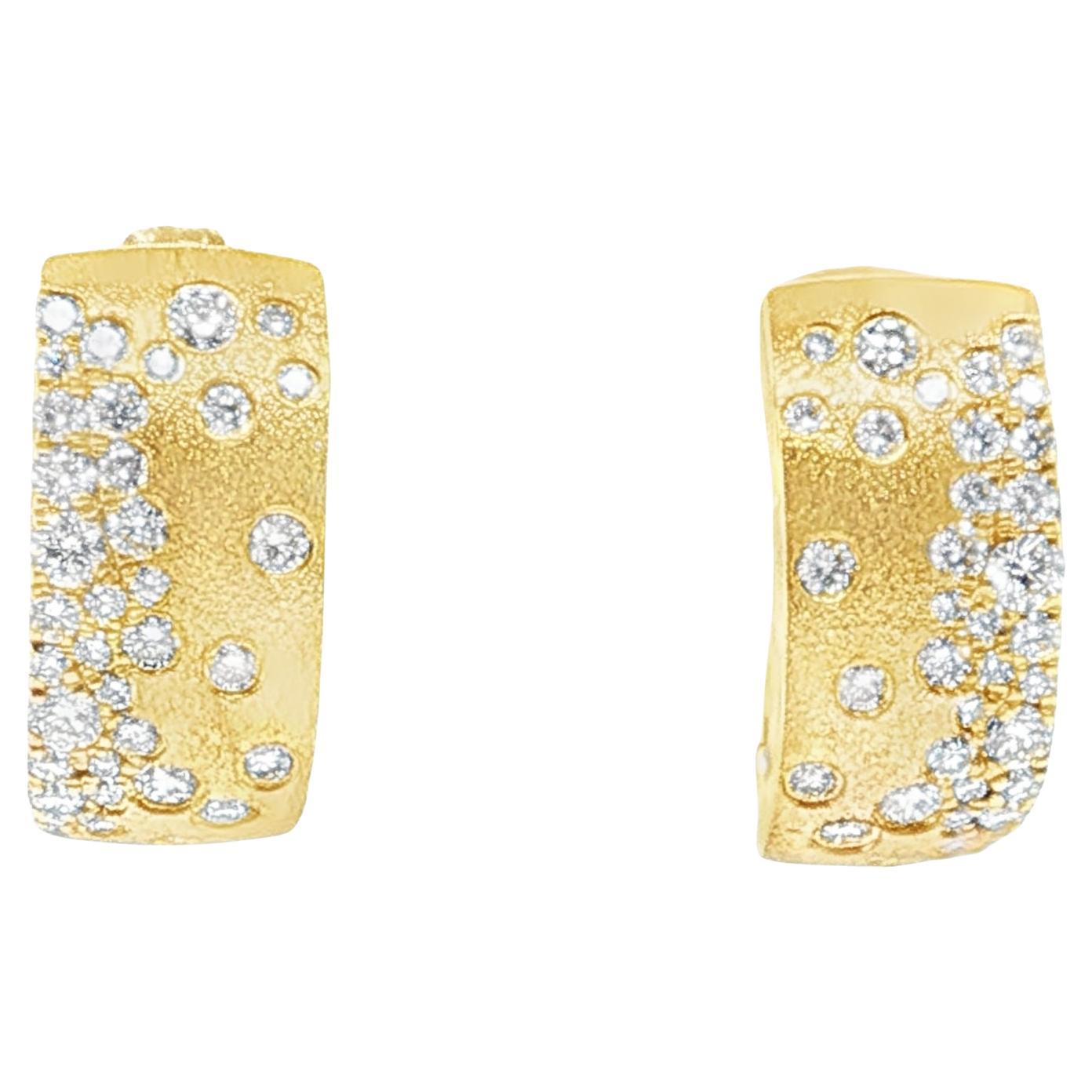 Boucles d
oreilles Huggie en or jaune 14k et diamant, .66 carat total