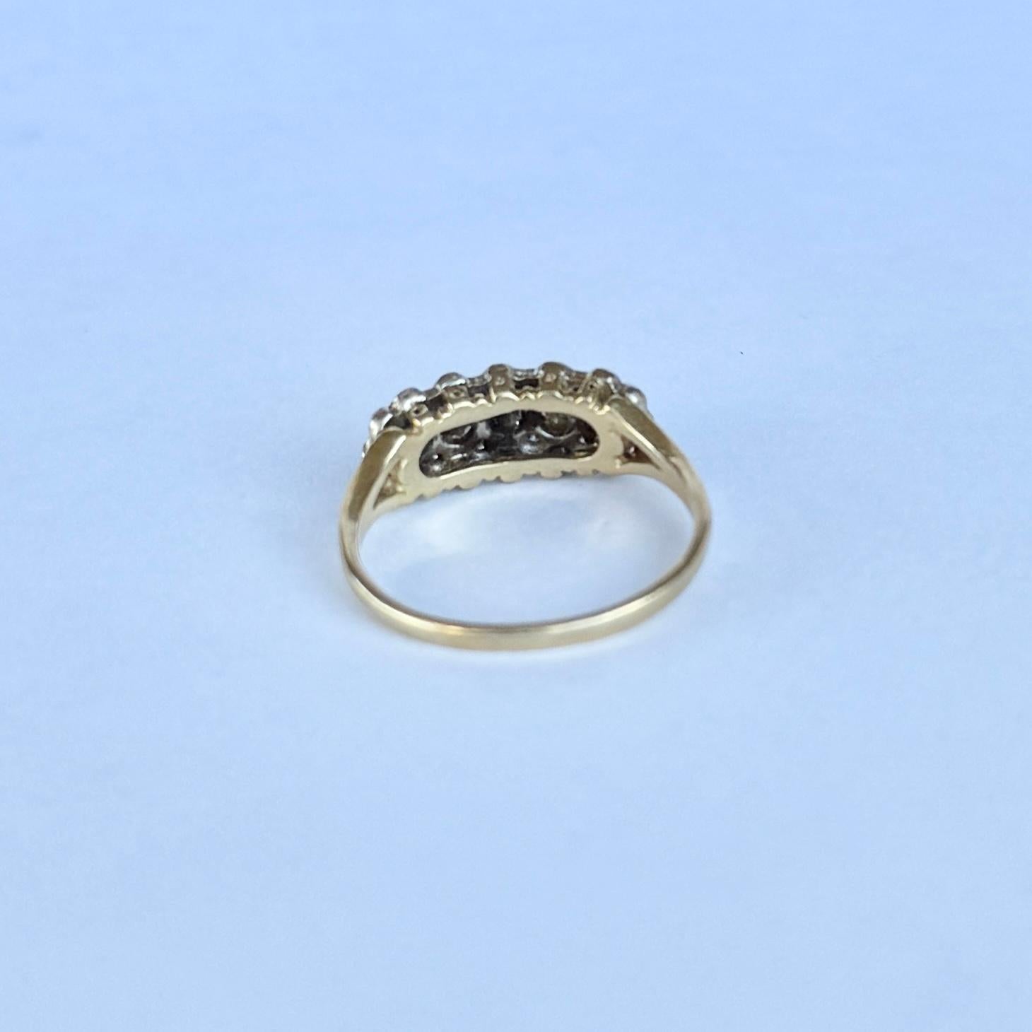 Round Cut Diamond and 18 Carat Gold Panel Ring For Sale