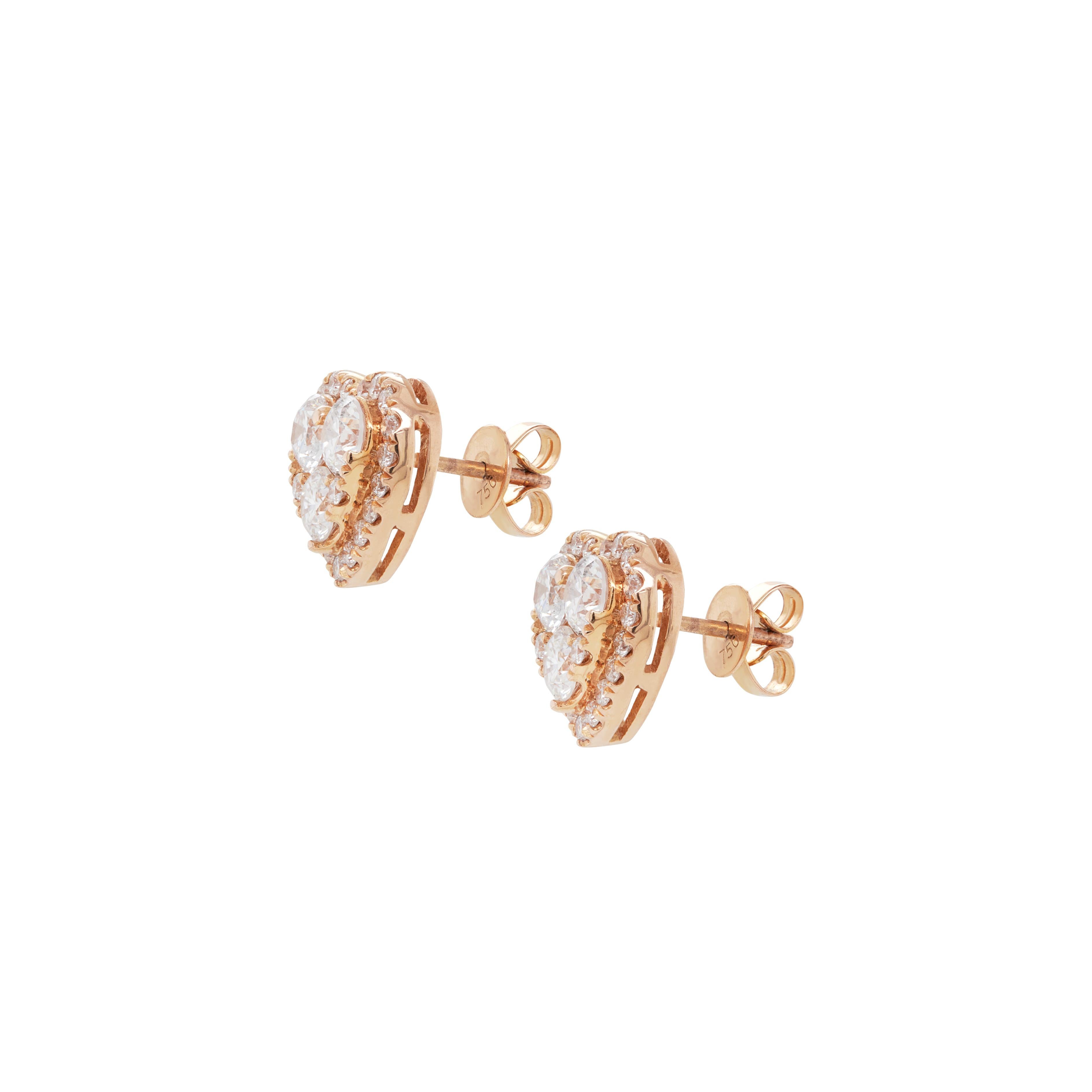 Zelebrieren Sie Liebe und Eleganz mit diesen wunderschönen herzförmigen Diamantohrsteckern aus luxuriösem 18-karätigem Roségold, die meisterhaft verarbeitet sind. 

Jeder Ohrring ist so gestaltet, dass er aus jedem Blickwinkel funkelt. In seiner