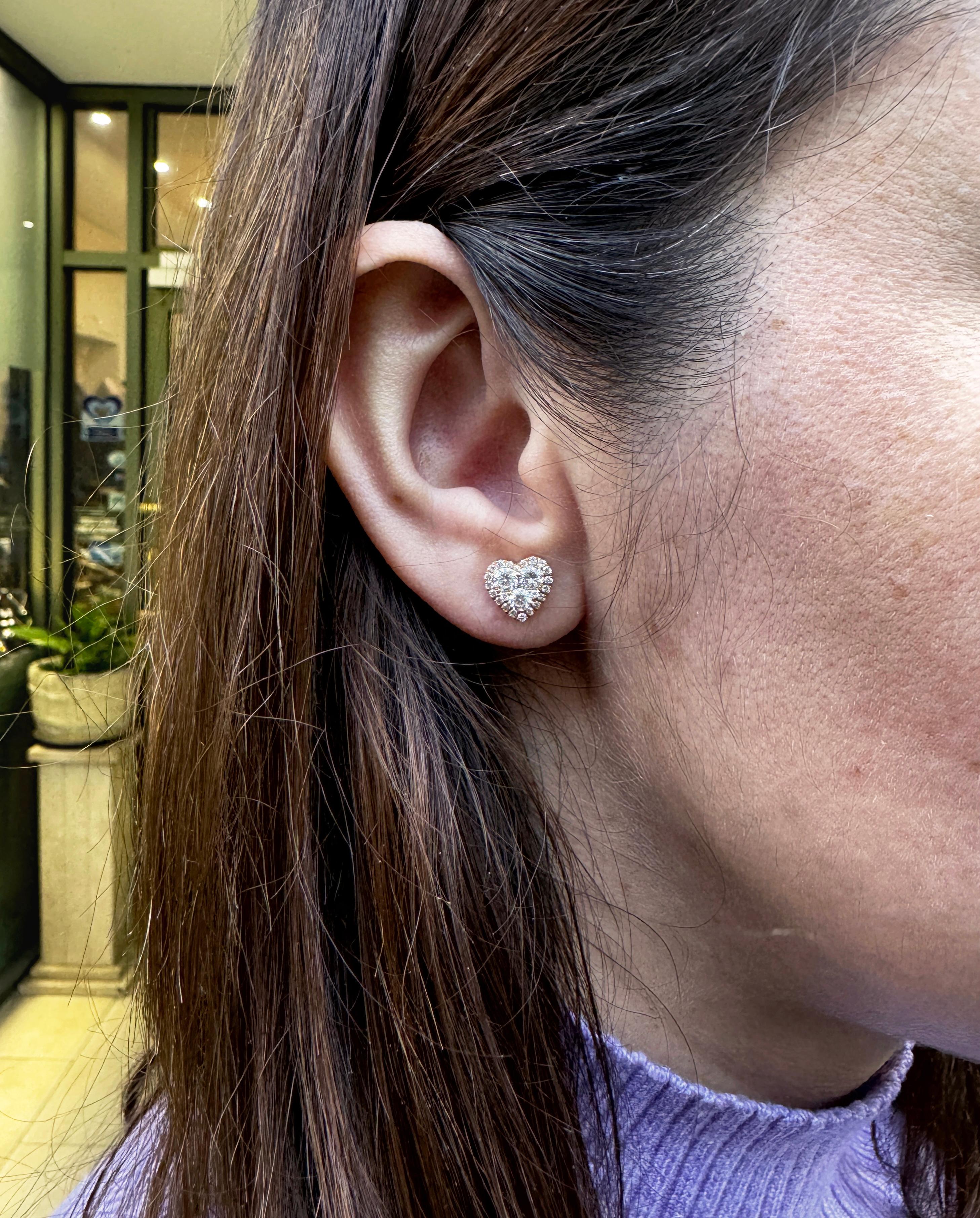 Diamant und 18 Karat Roségold Herzform Halo-Cluster-Ohrstecker mit Diamanten im Zustand „Neu“ im Angebot in London, GB