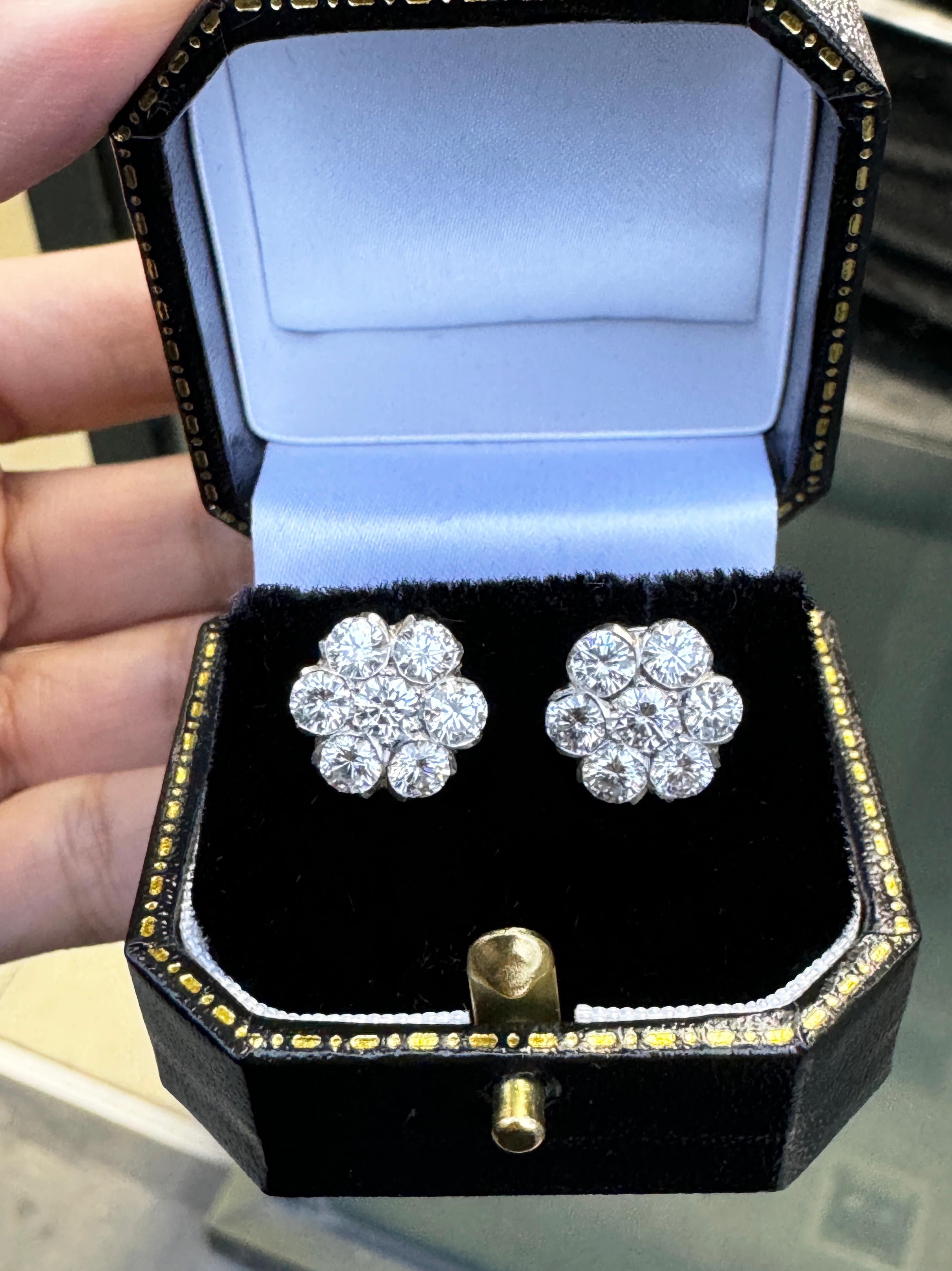 Taglio brillante Orecchini a grappolo floreali con diamanti e oro bianco 18 carati in vendita