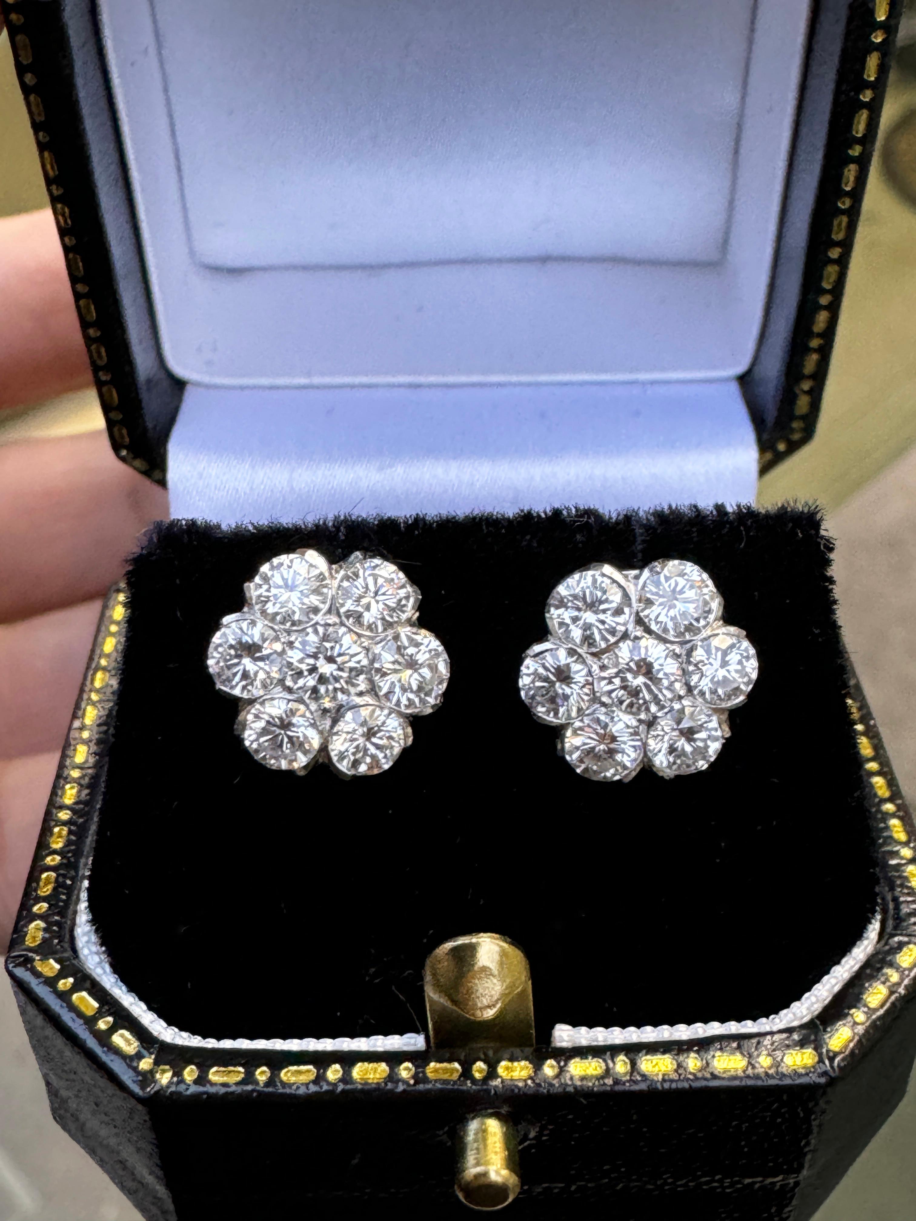 Orecchini a grappolo floreali con diamanti e oro bianco 18 carati In condizioni ottime in vendita a London, GB