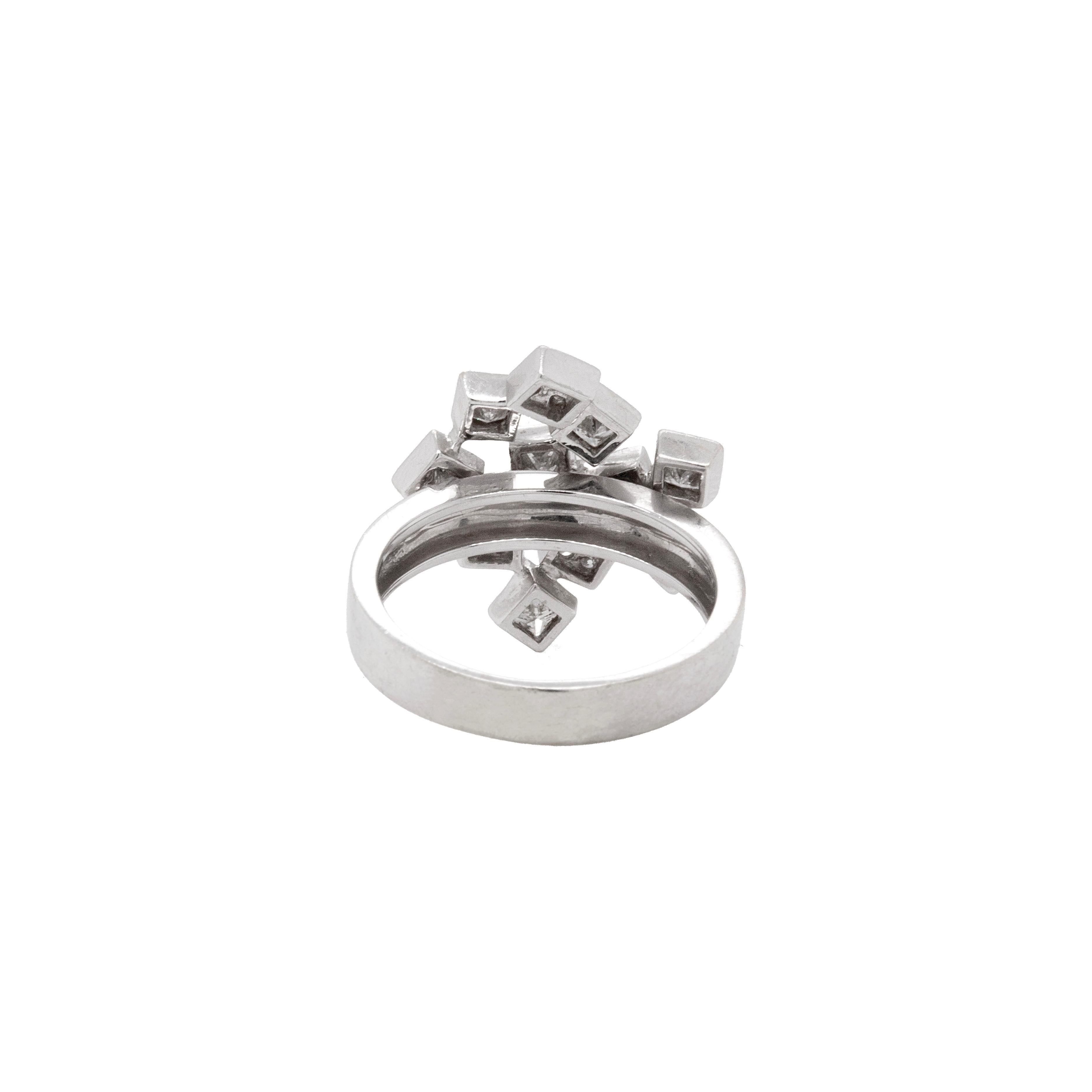 Offener abstrakter Cocktailring aus Diamant und 18 Karat Weißgold mit durchbrochenem Diamanten (Moderne) im Angebot