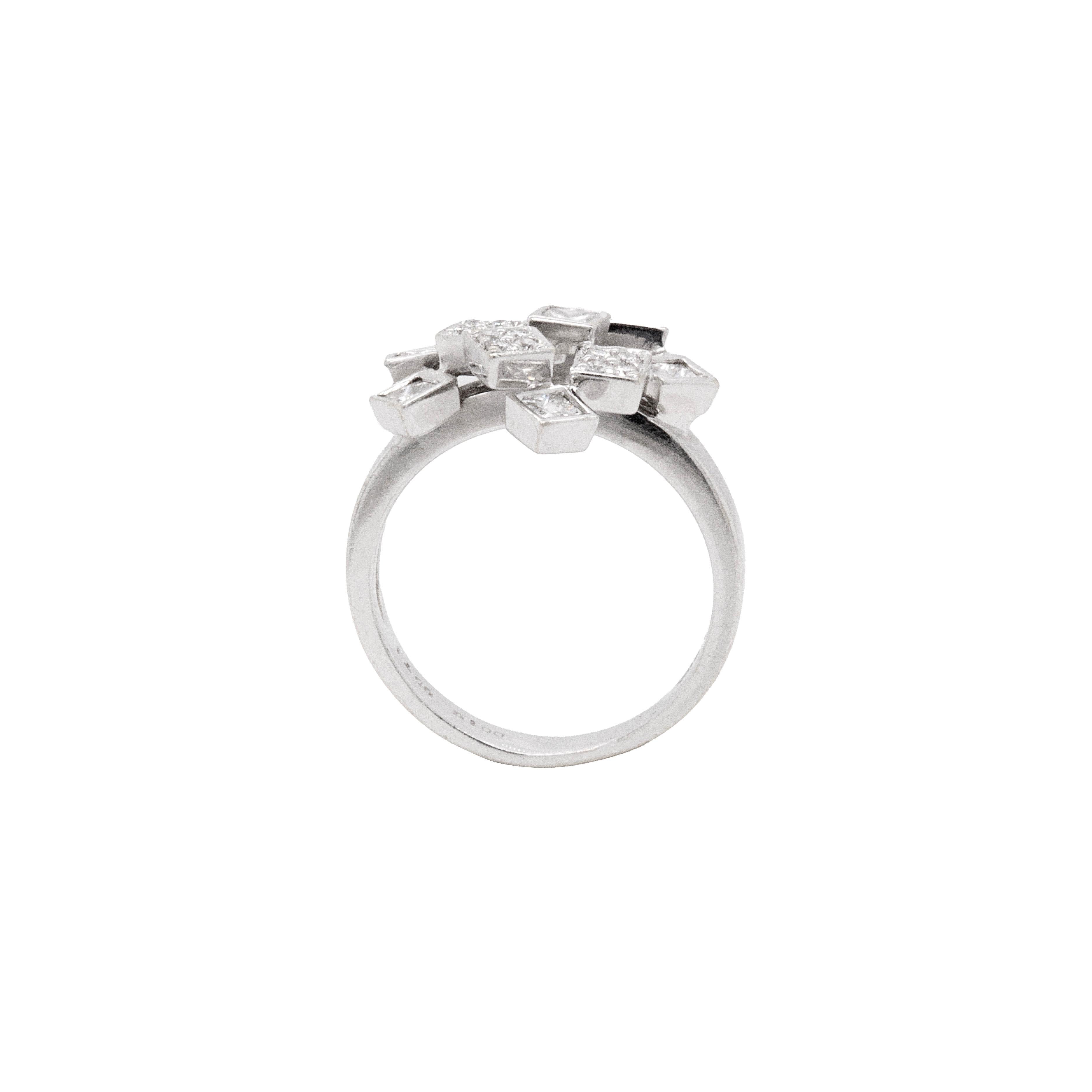 Offener abstrakter Cocktailring aus Diamant und 18 Karat Weißgold mit durchbrochenem Diamanten (Gemischter Schliff) im Angebot