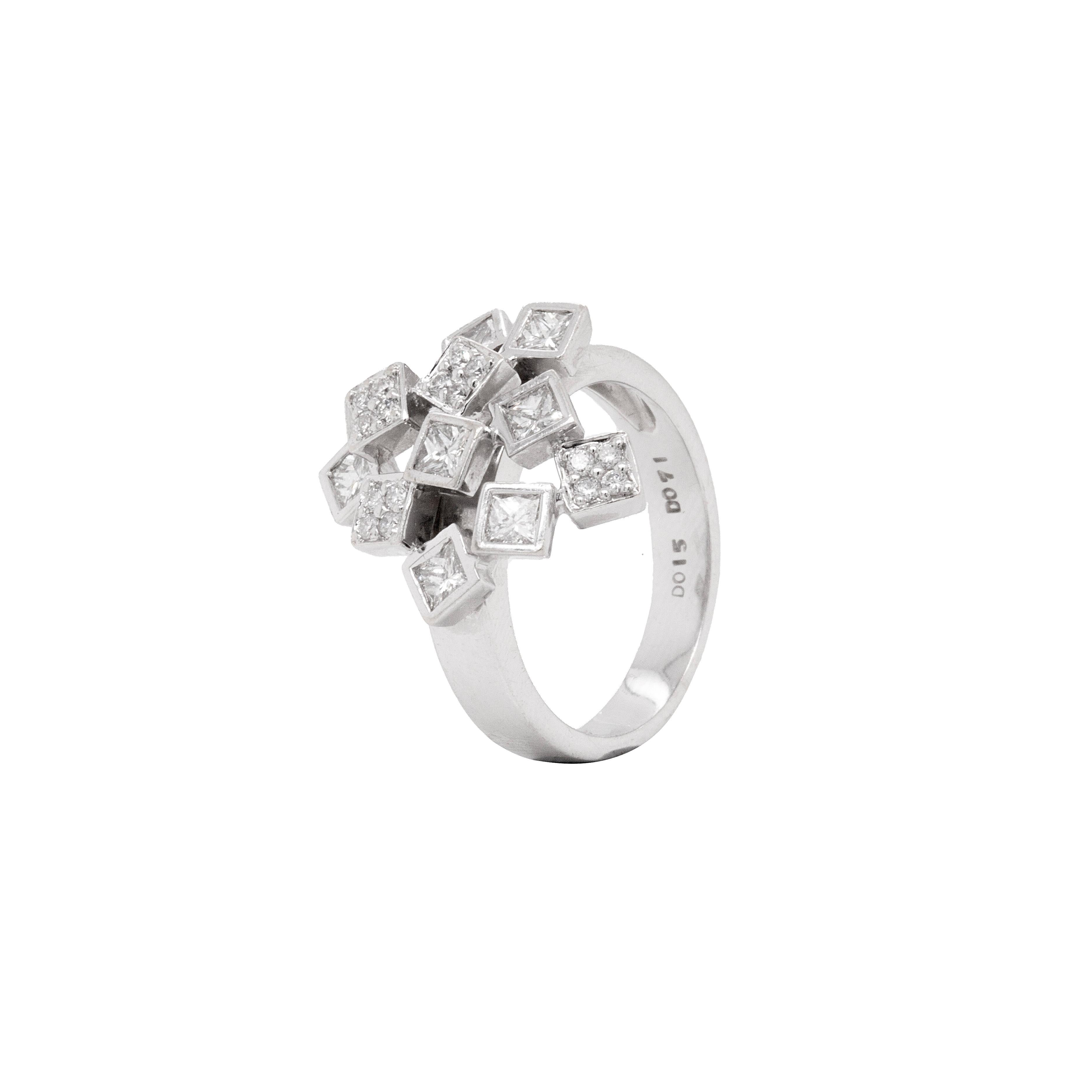 Offener abstrakter Cocktailring aus Diamant und 18 Karat Weißgold mit durchbrochenem Diamanten im Zustand „Gut“ im Angebot in London, GB