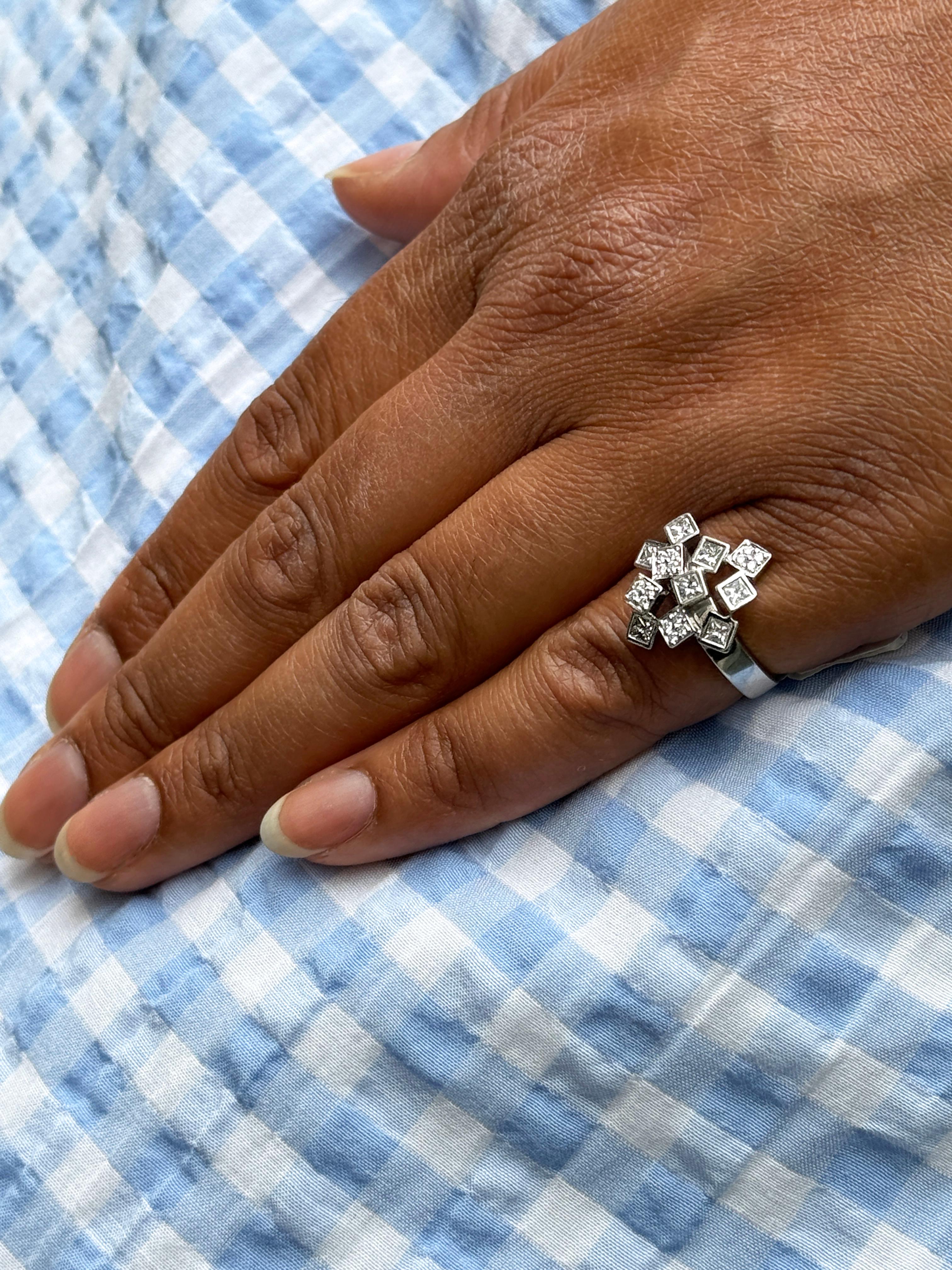 Offener abstrakter Cocktailring aus Diamant und 18 Karat Weißgold mit durchbrochenem Diamanten für Damen oder Herren im Angebot
