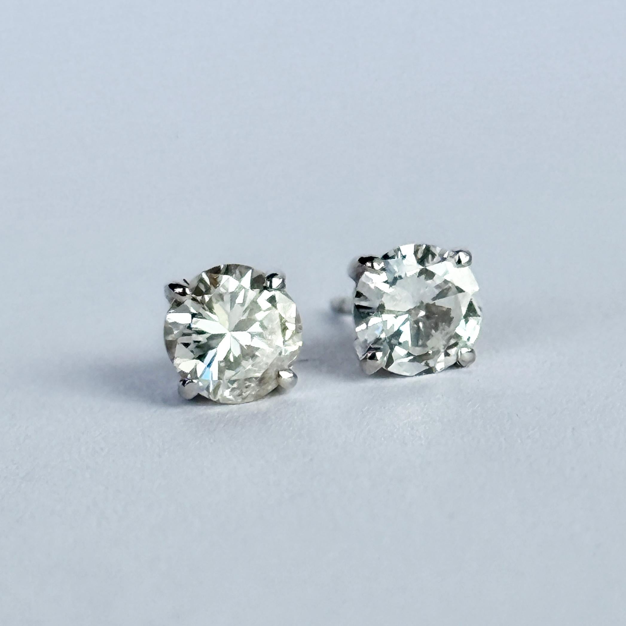 Une jolie paire de boucles d'oreilles en diamant scintillant. Chaque boucle d'oreille accueille un diamant blanc brillant mesurant 75pts chacun. Modèle en or blanc 18 carats. 

Hauteur du clou d'oreille : 5mm 
Diamètre du diamant : 6 mm

Poids : 1,7