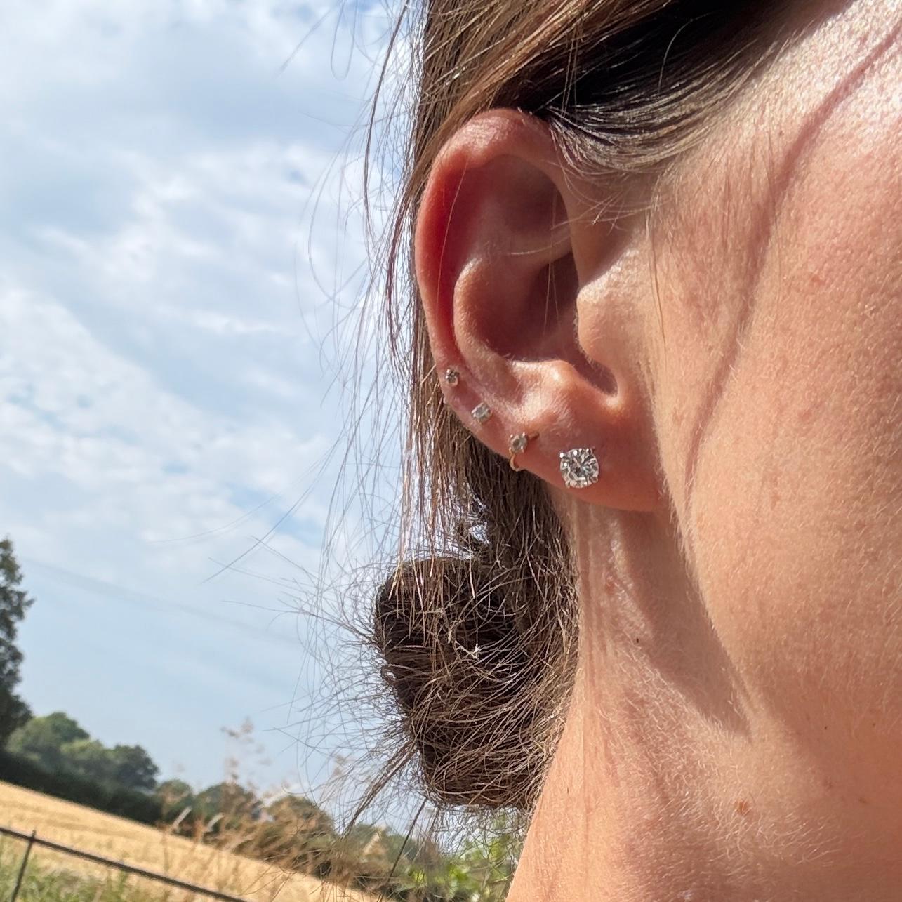 Taille brillant Boucles d'oreilles en or blanc 18 carats et diamants en vente