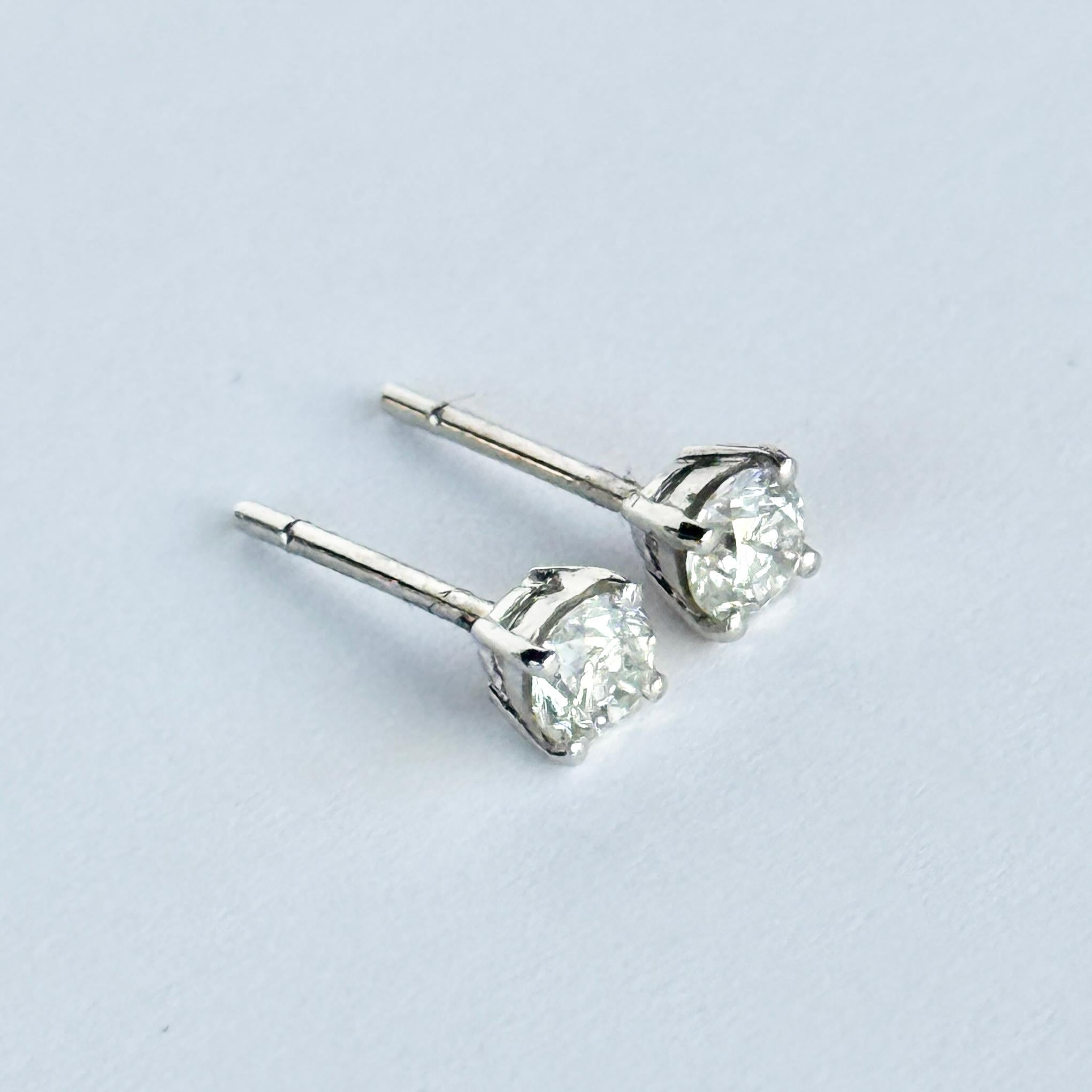 Diamond and 18 Carat White Gold Stud Earrings In condizioni buone in vendita a Chipping Campden, GB