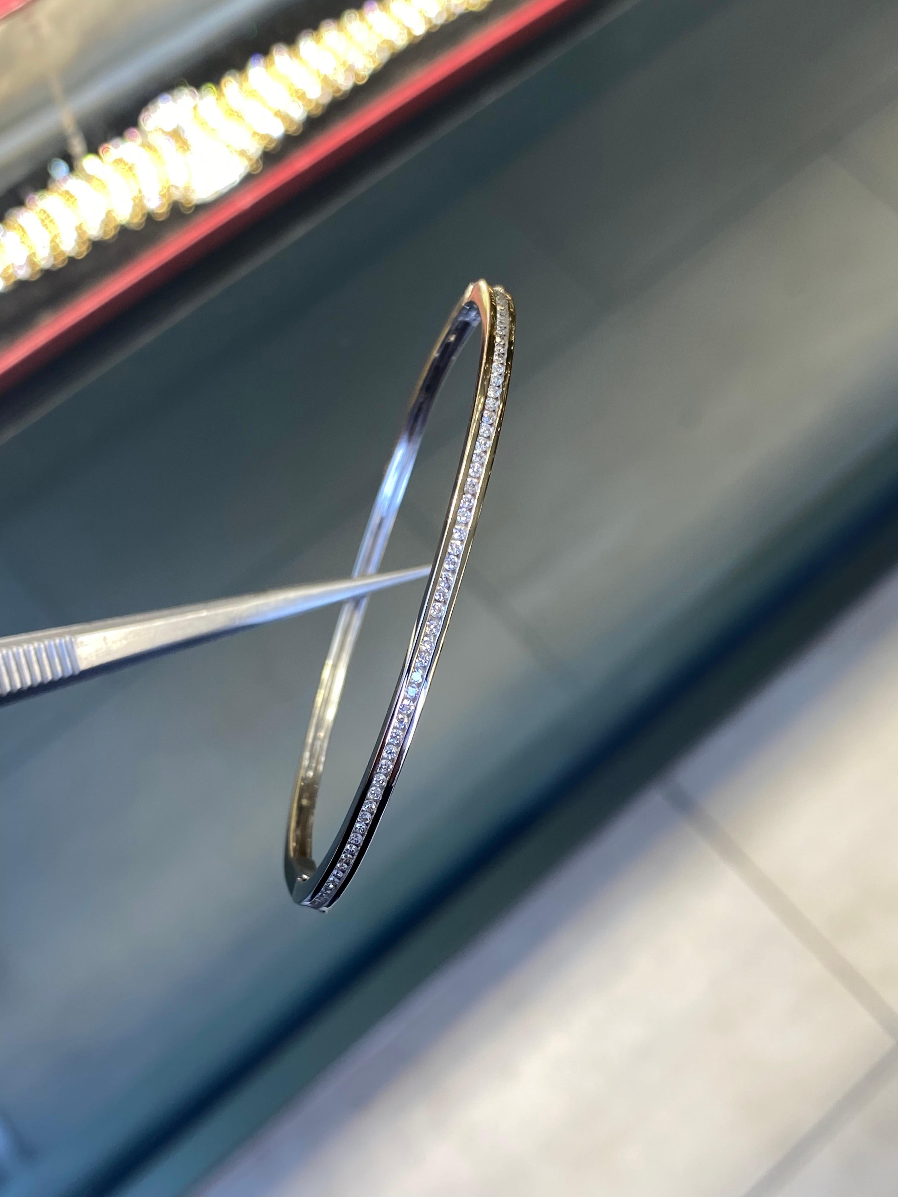 Moderno Bracciale sottile con diamanti e oro bianco 18 carati in vendita